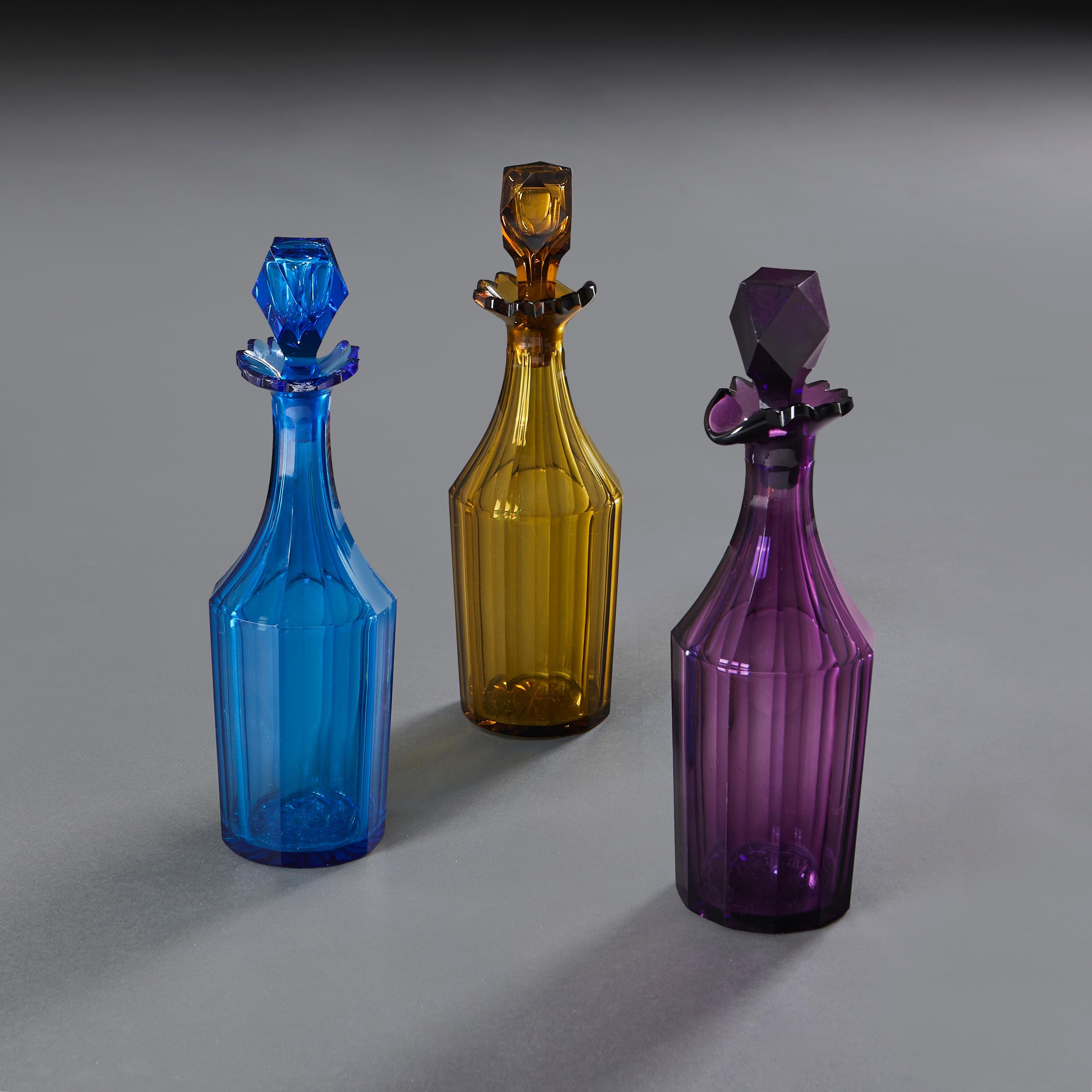 Inglese Gruppo di decanter per liquori del XIX secolo, blu, giallo e viola in vendita