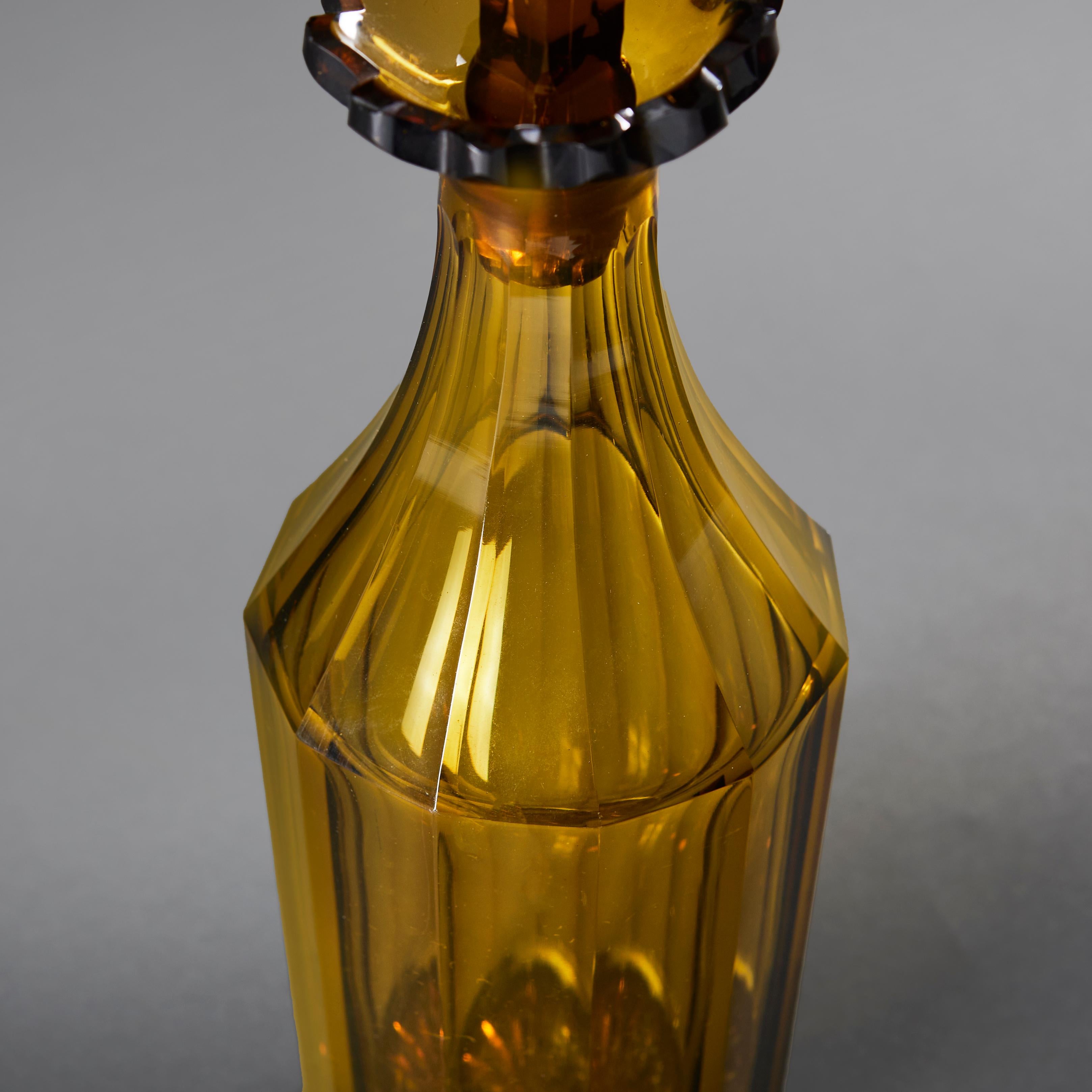 Vetro intagliato Gruppo di decanter per liquori del XIX secolo, blu, giallo e viola in vendita