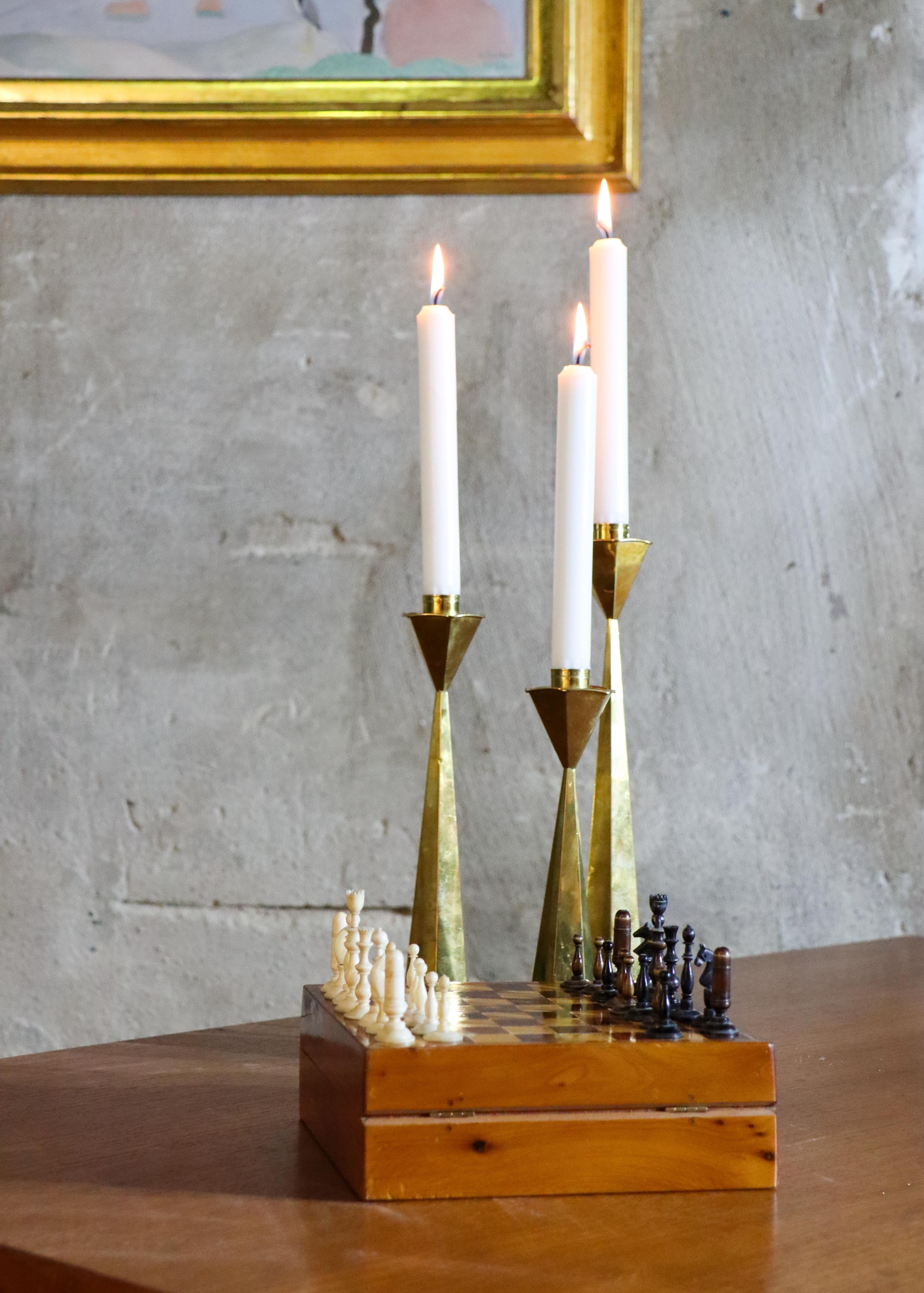 Un gruppo di 3 bellissimi candelieri in ottone (non ottone massiccio). Hanno un'altezza compresa tra i 23 e i 31 cm e sono in ottime condizioni, a parte alcuni segni e graffi, si sono leggermente staccati dalle giunture sia in alto che in basso, ma