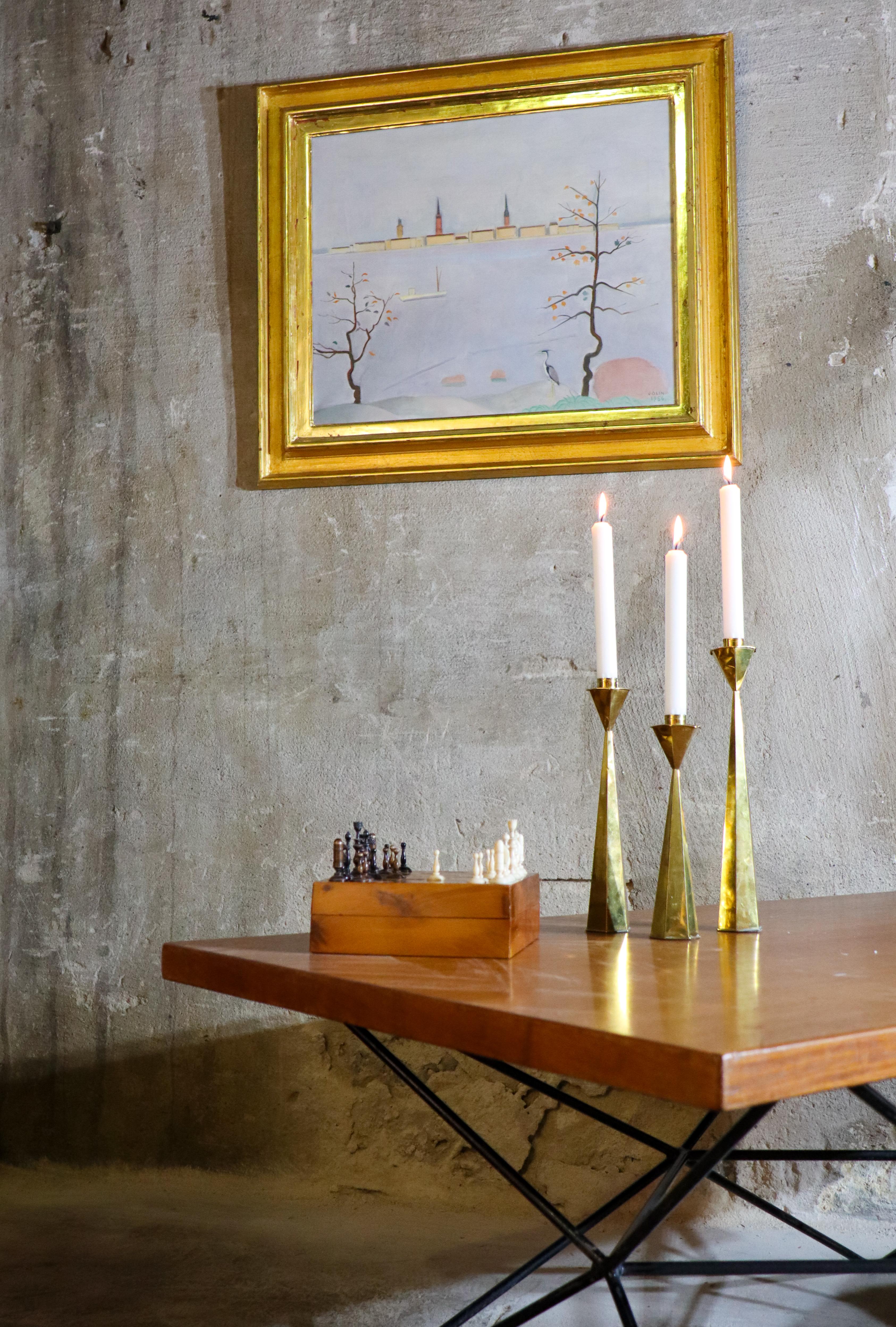 Scandinavo moderno Gruppo di 3 candelieri in ottone - Svezia Metà secolo in vendita