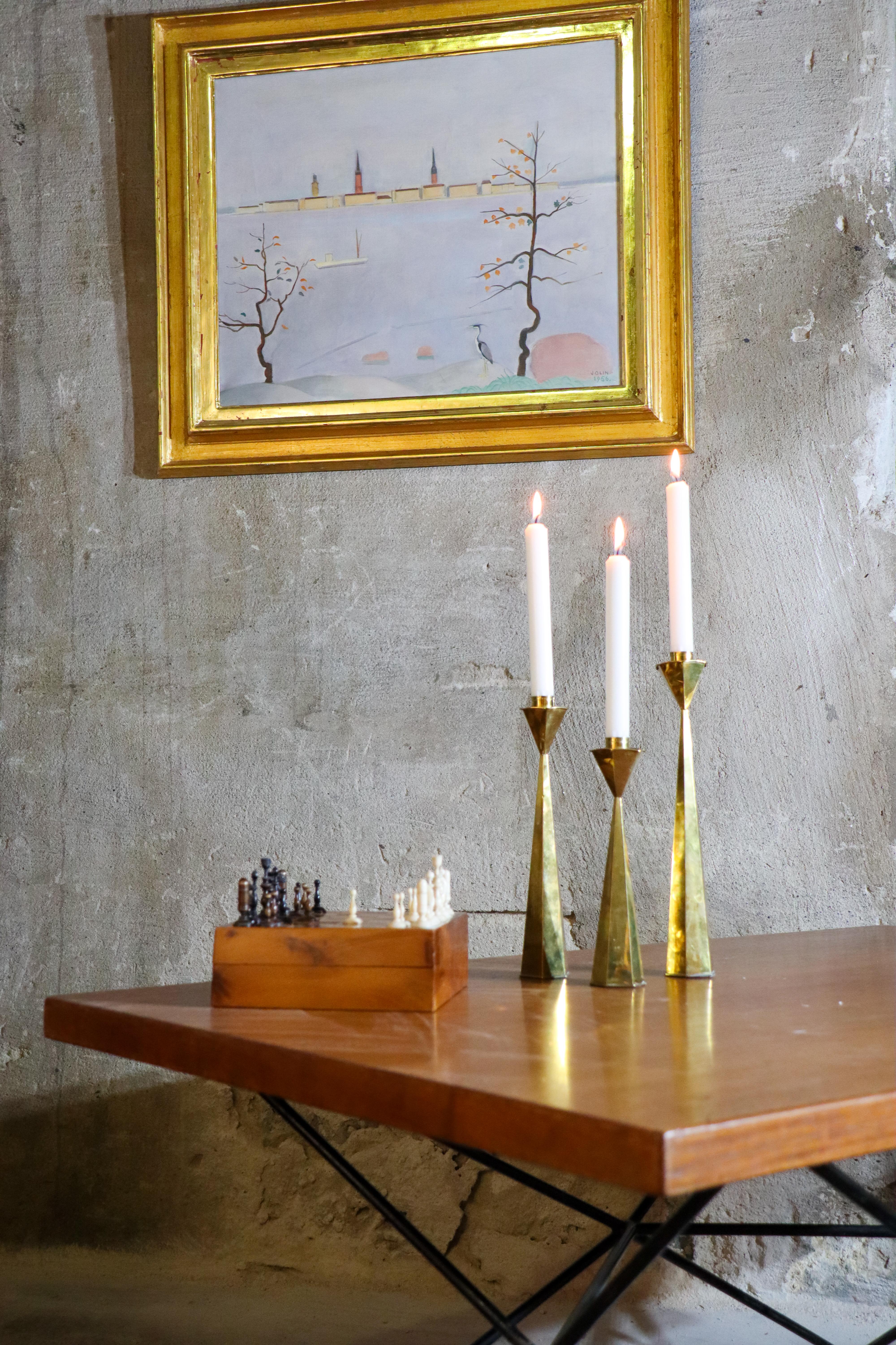 Svedese Gruppo di 3 candelieri in ottone - Svezia Metà secolo in vendita