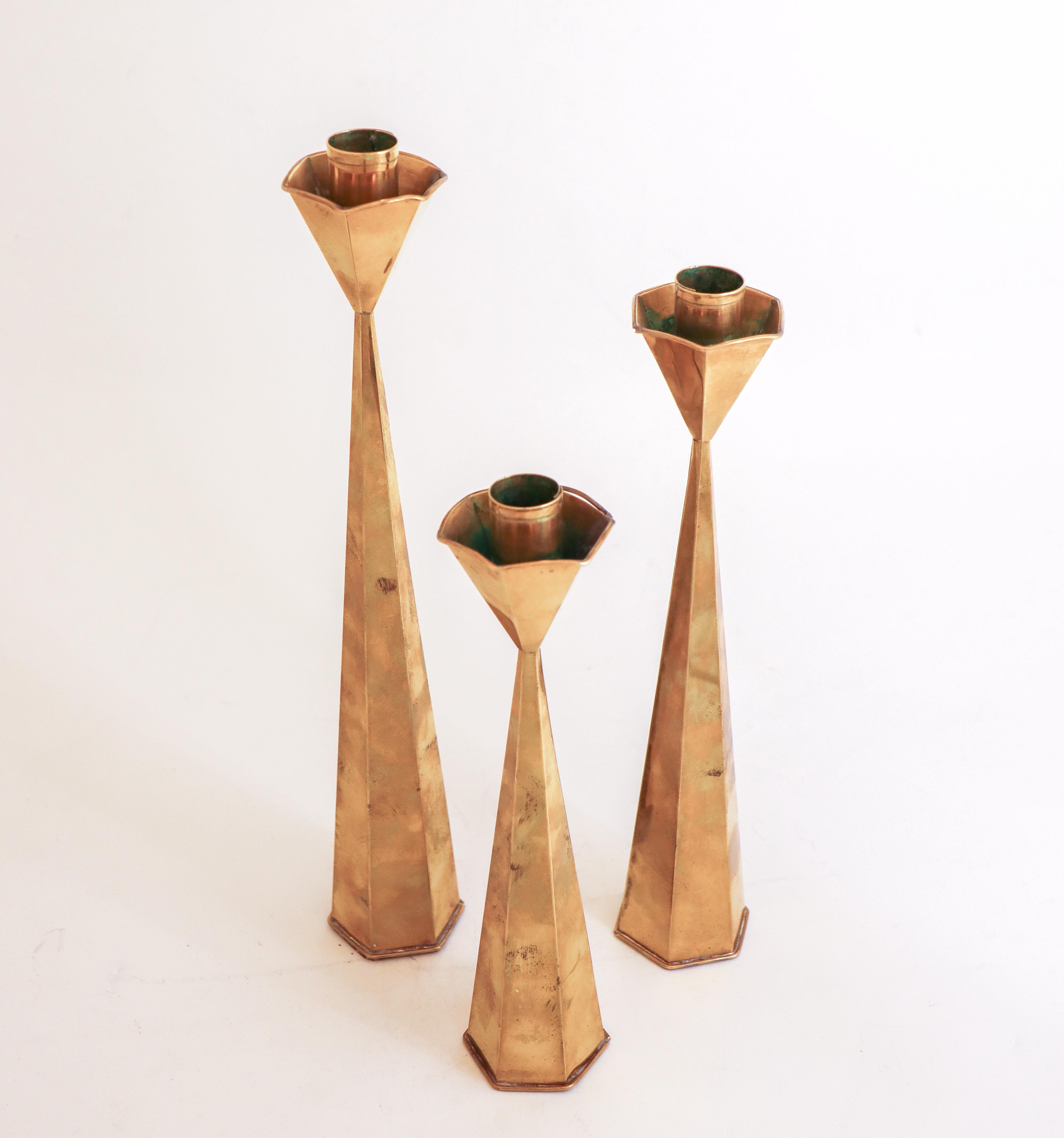 A group of 3 Candlesticks Brass - Sweden Mid century In Good Condition For Sale In Stockholm, SE