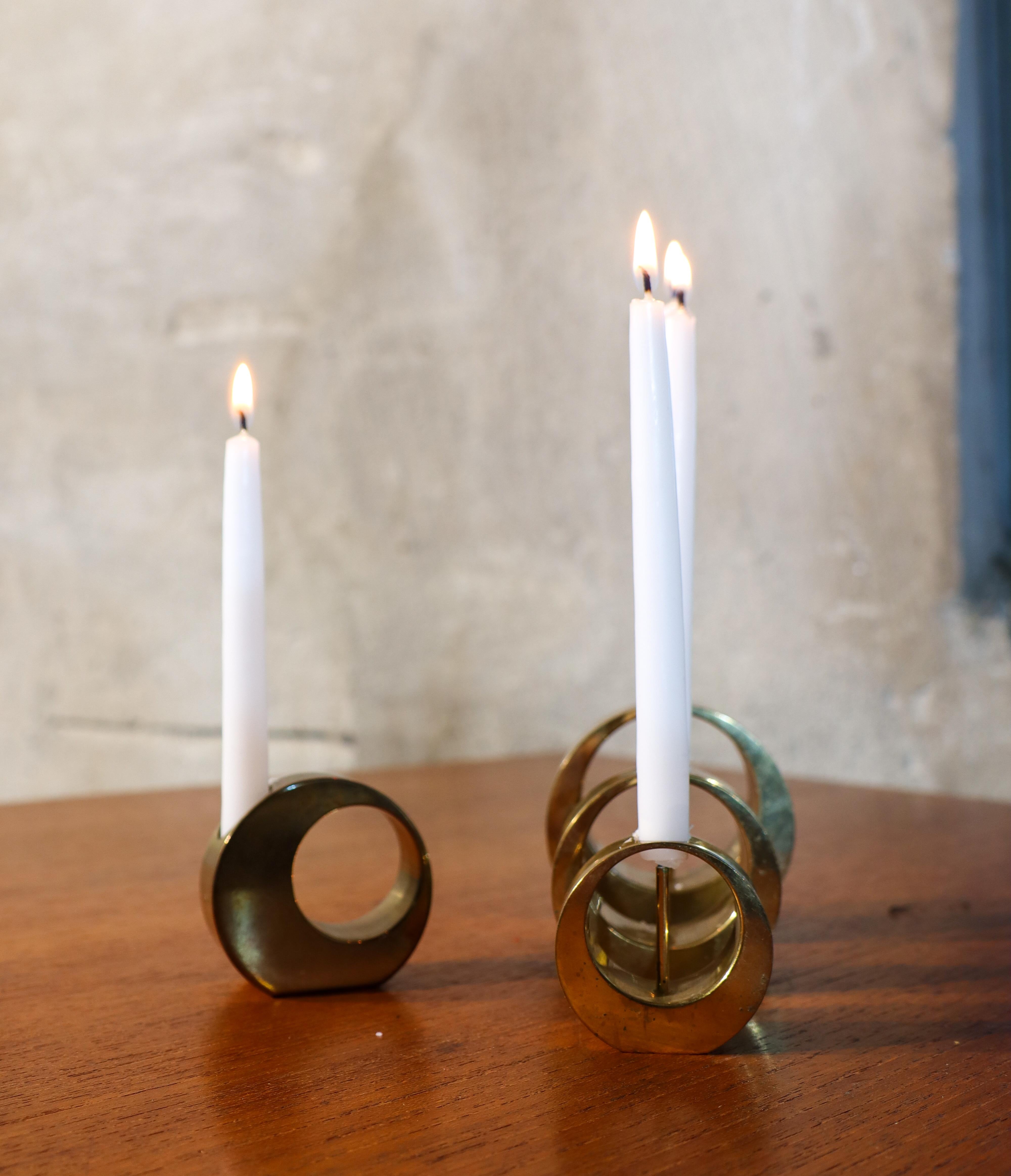 Un ensemble de 4 chandeliers d'Arthur Pettersson à Kolbäck, Suède, conçus et produits dans son propre atelier dans les années 1950-60. Les chandeliers mesurent entre 7 et 4,5 cm de haut et sont conçus pour des bougies plus petites. Ils sont tous en