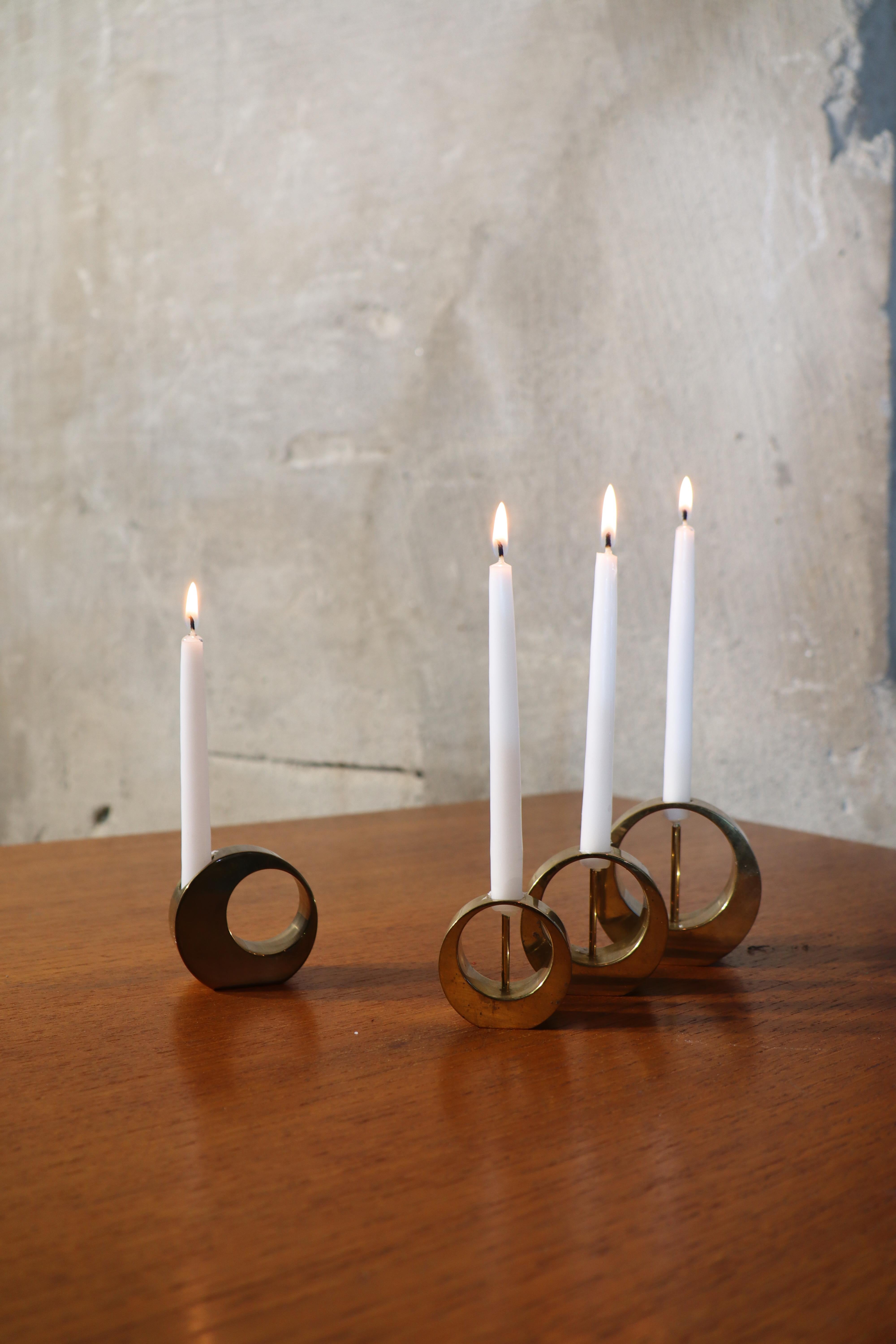 Suédois Groupe de 4 chandeliers - Laiton - Arthur Pe - Kolbäck Suède en vente