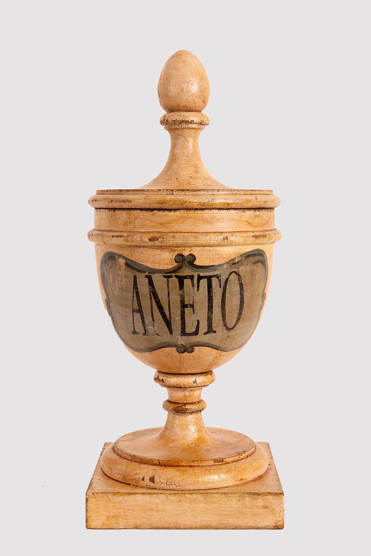 Italian A group of 7 herbalist pharmacy wooden jars, Italy 1870.  For Sale