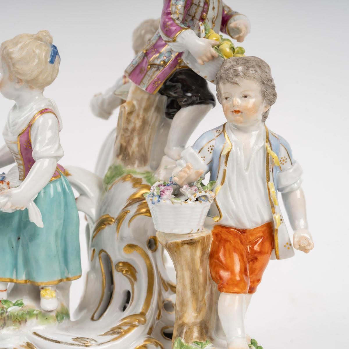 Groupe d'enfants en porcelaine de Meissen du XVIIIe siècle, période Louis XVI.

Sculpture en porcelaine de Meissen du XVIIIe siècle représentant un groupe d'enfants, d'époque Louis XVI.
H : 22cm, D : 14cm