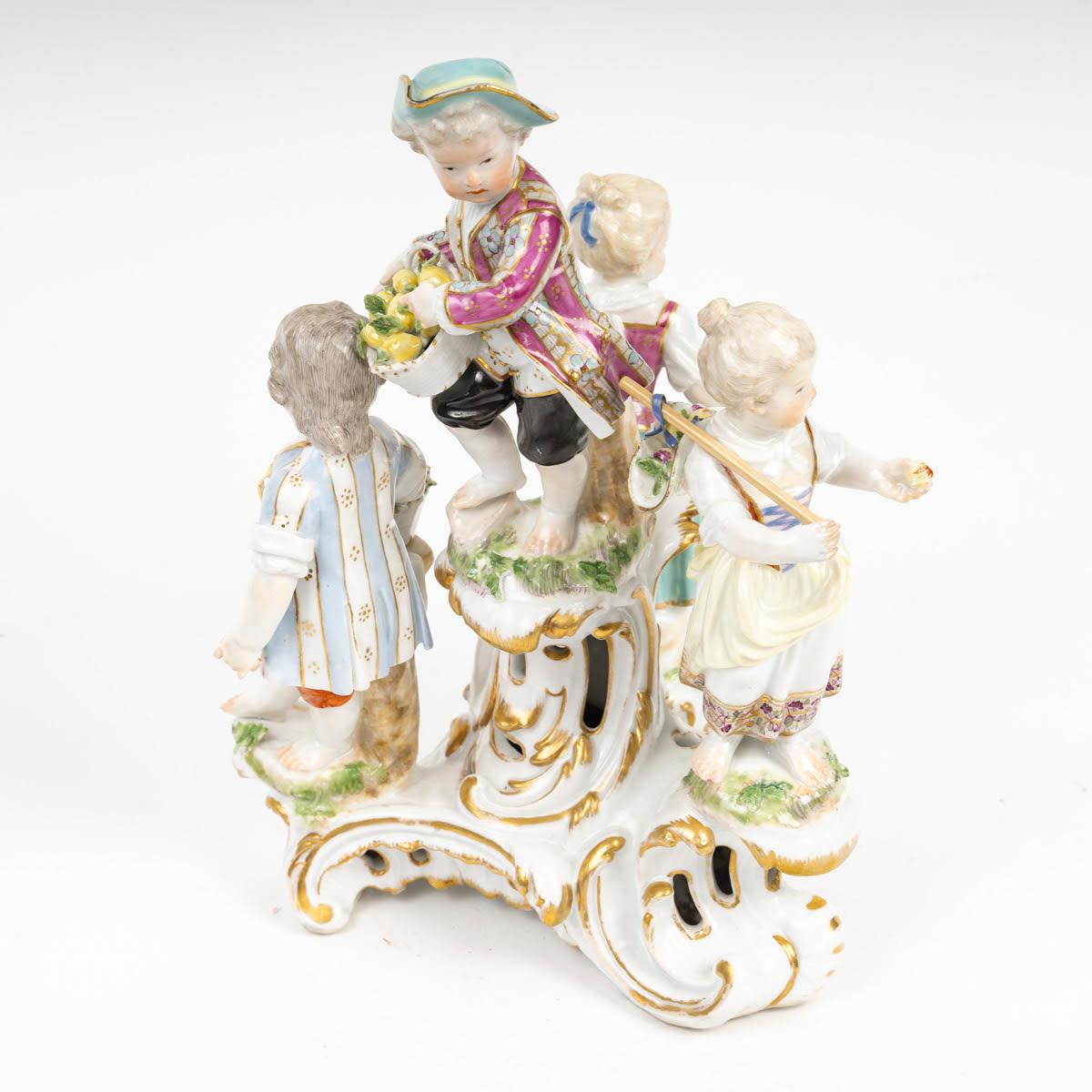 Porcelaine Groupe d'enfants en porcelaine de Meissen Porcelain du XVIIIe siècle, période Louis XVI. en vente