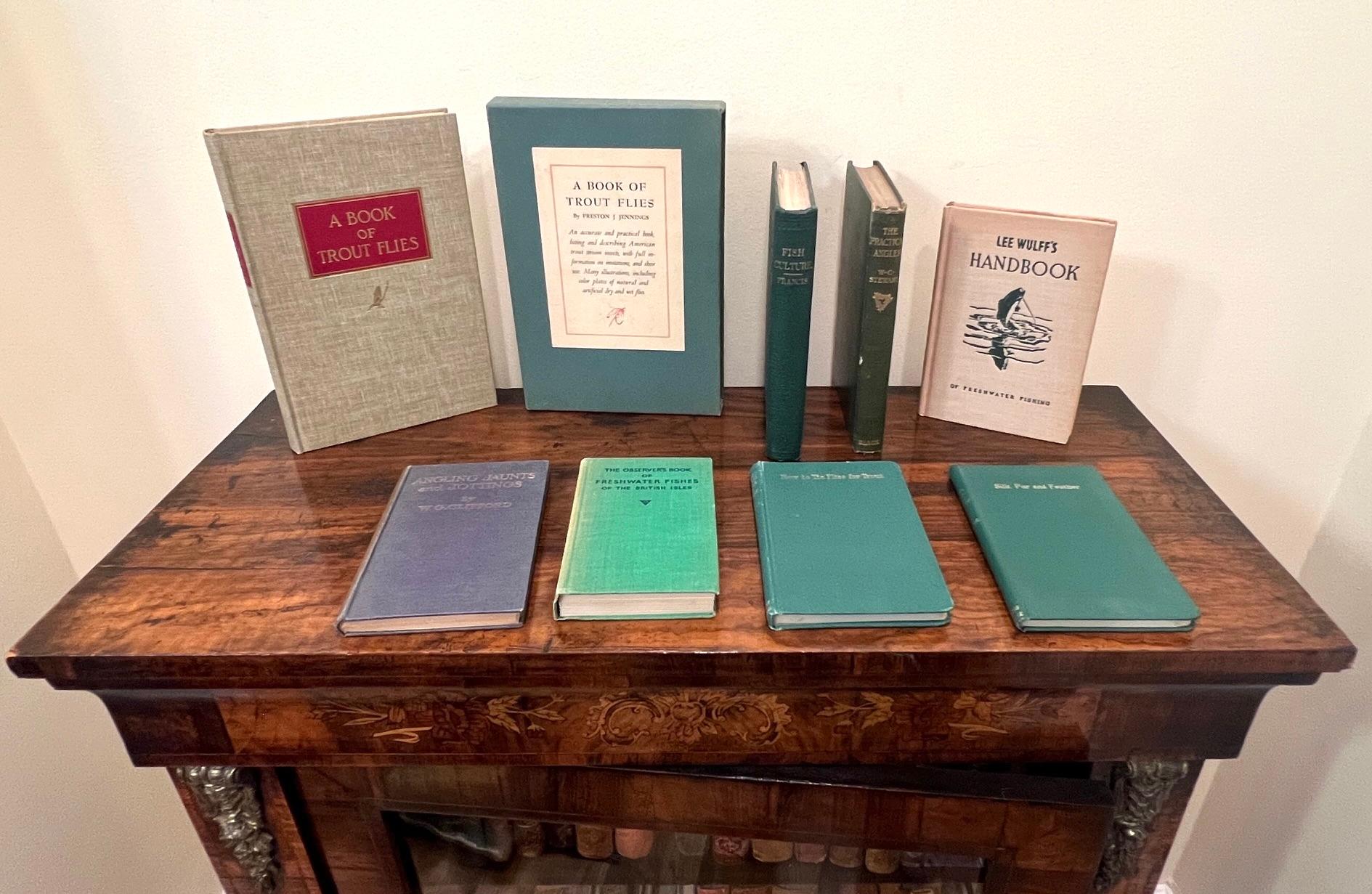 Un gruppo di otto libri d'epoca sulla pesca, uno in una custodia, come segue:

-A Book of Trout Flies di Preston Jennings, pubblicato da Crown, con custodia, circa 1960.
-Handbook of Freshwater Fishing di Lee Wulff, pubblicato da Lippincott, circa