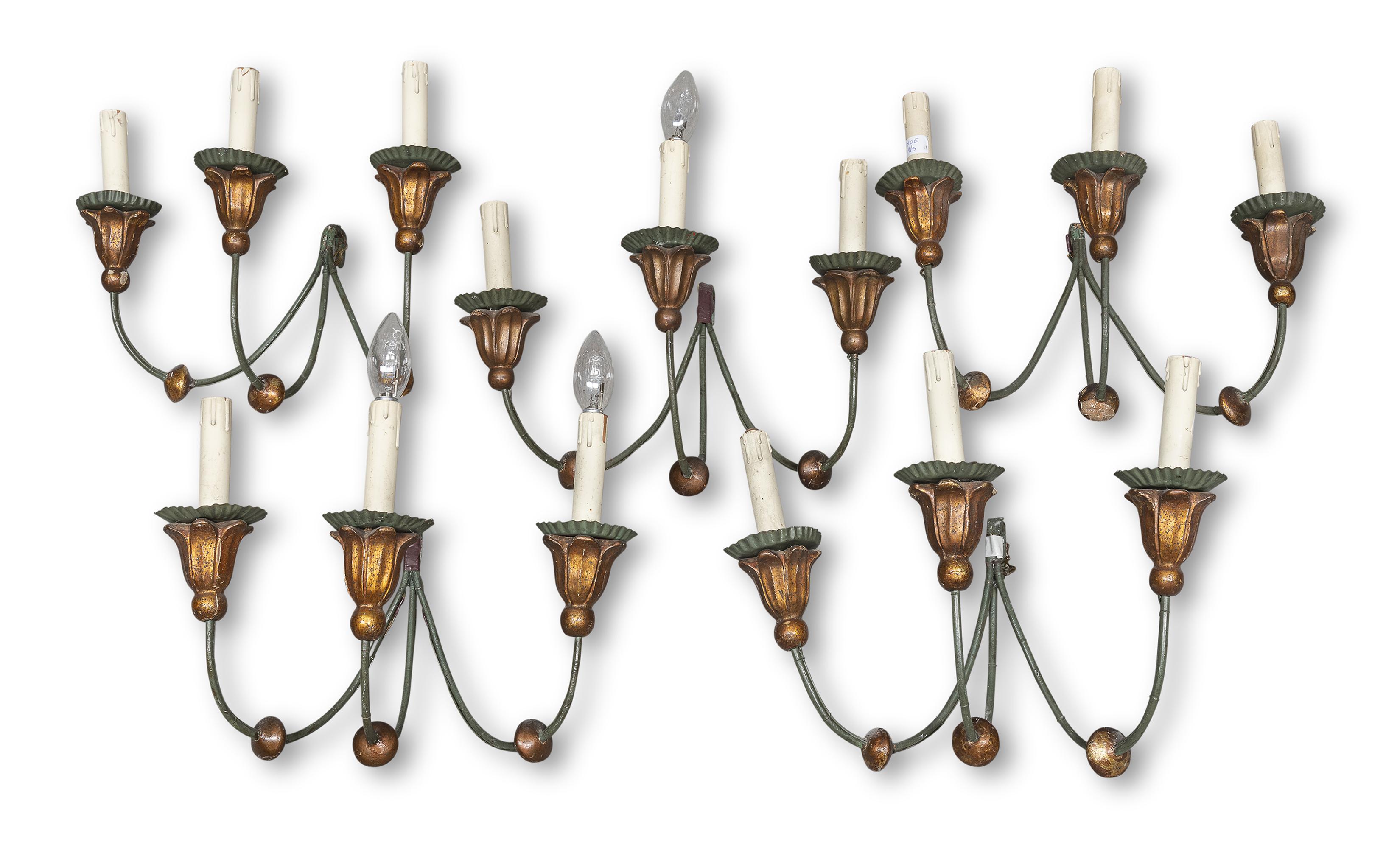 Gruppe von fünf antiken europäischen Wandleuchtern des 19. Jahrhunderts mit 3 Lichtern (Handgeschnitzt) im Angebot