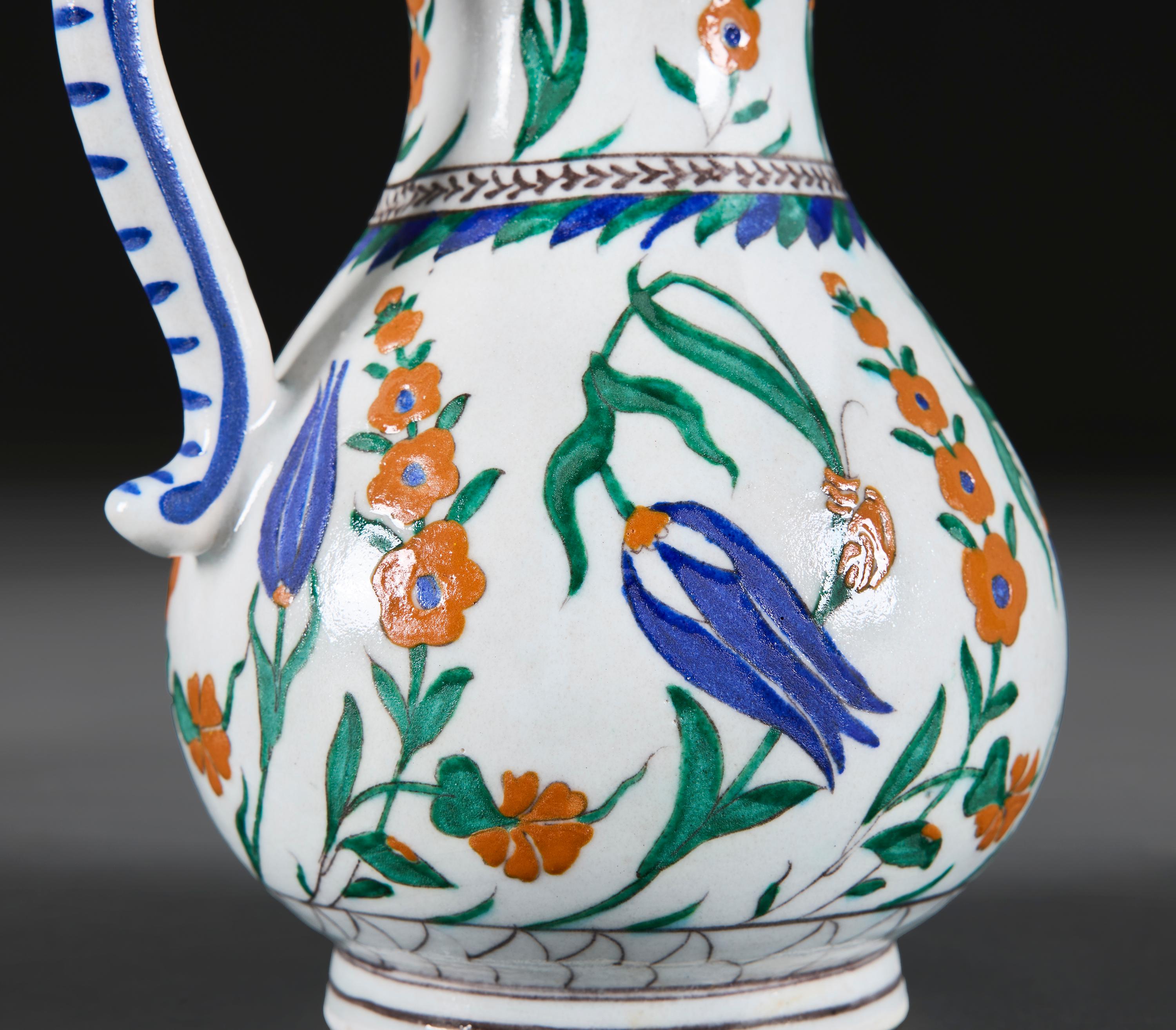 Turc Groupe de quatre jarres en céramique polychrome d'Iznik en vente