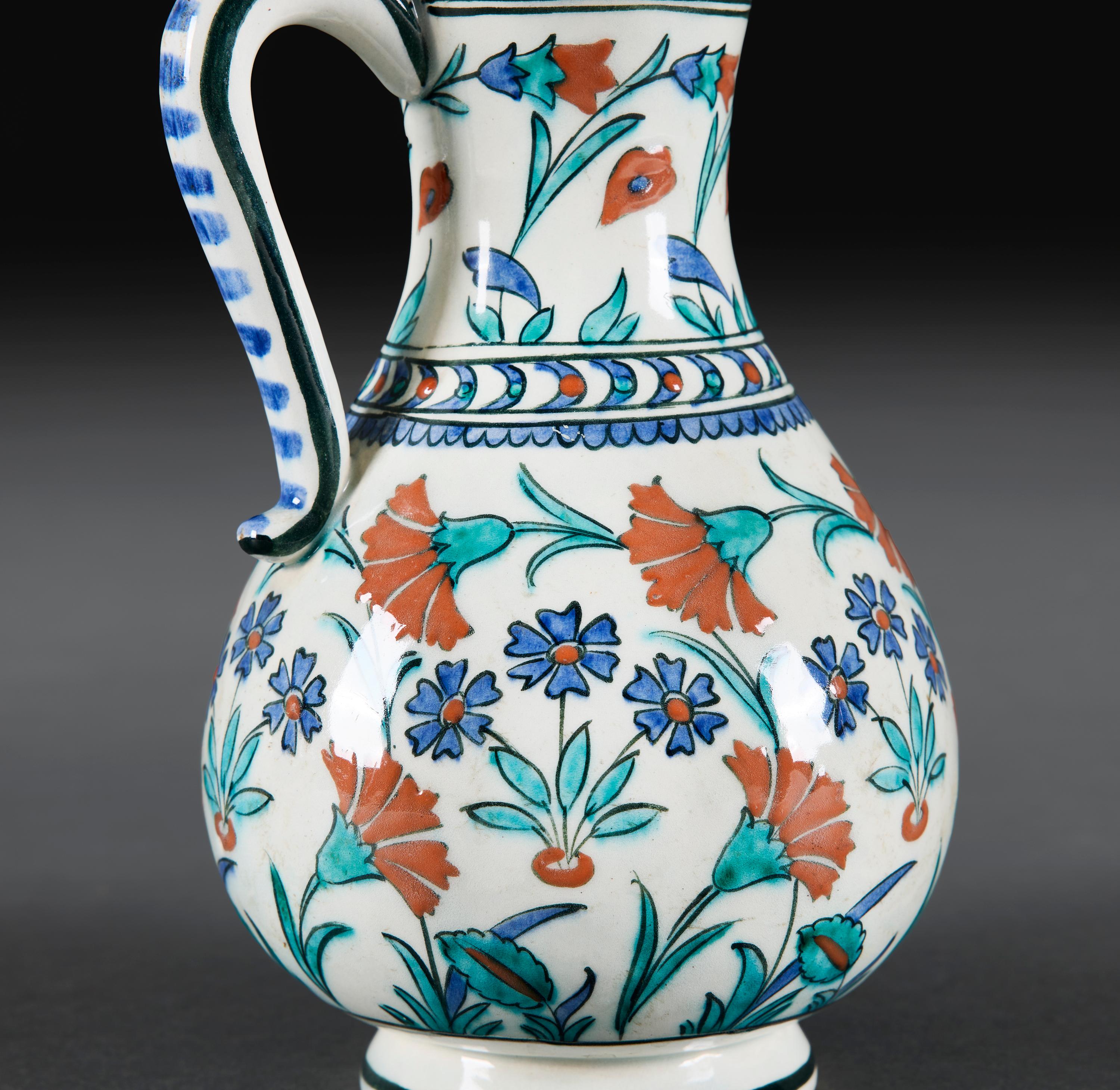Groupe de quatre jarres en céramique polychrome d'Iznik Bon état - En vente à London, GB
