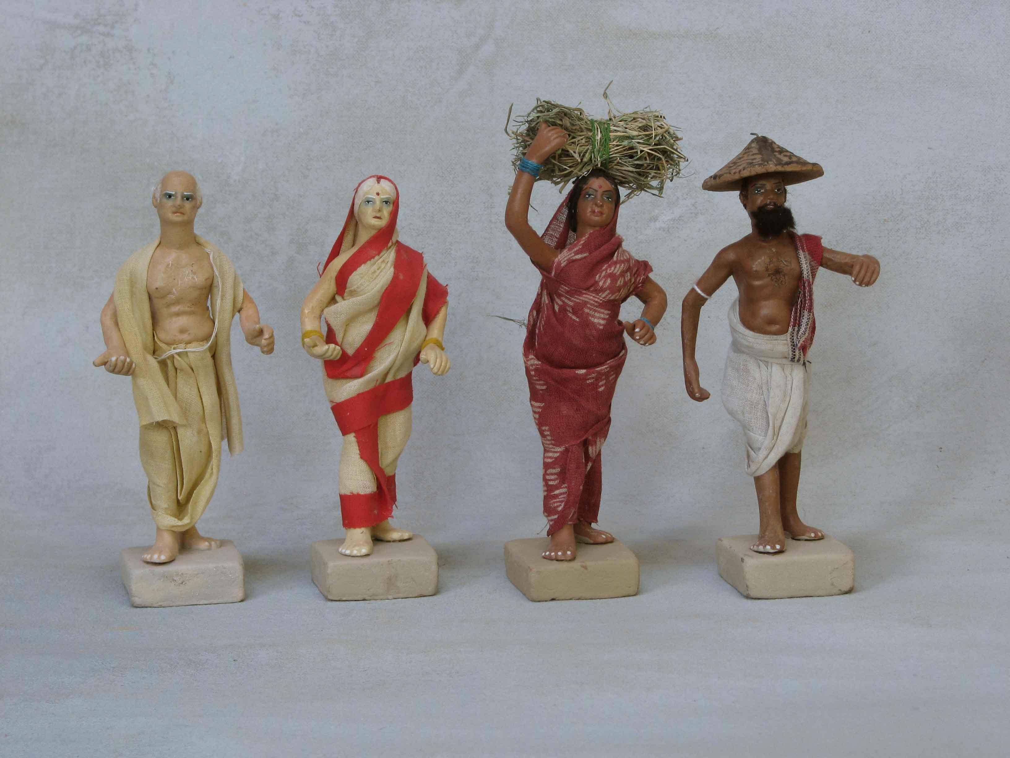 Gruppe von vierzehn indischen bemalten Terrakotta- und Baumwollfiguren im Angebot 3