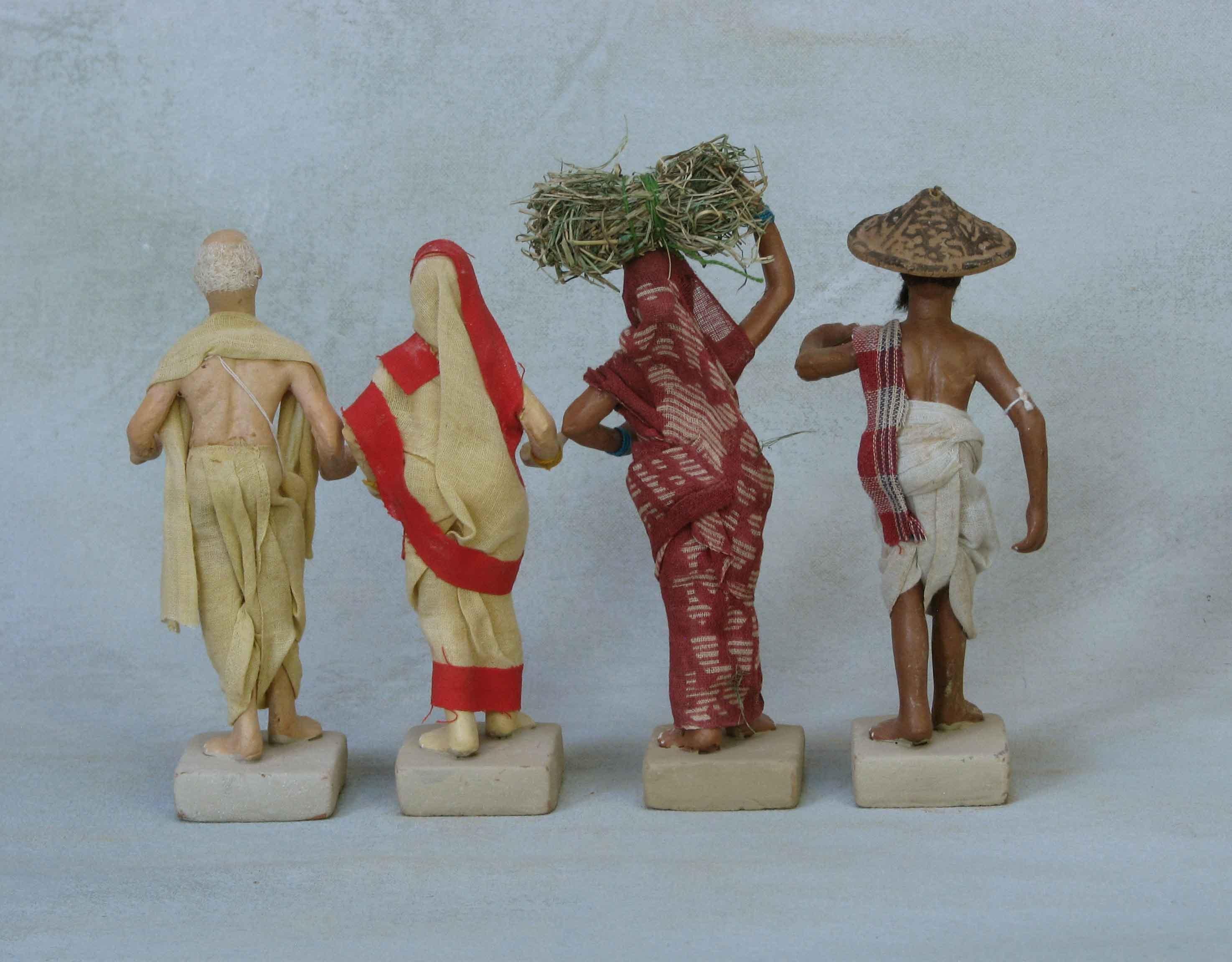 Gruppe von vierzehn indischen bemalten Terrakotta- und Baumwollfiguren im Angebot 4