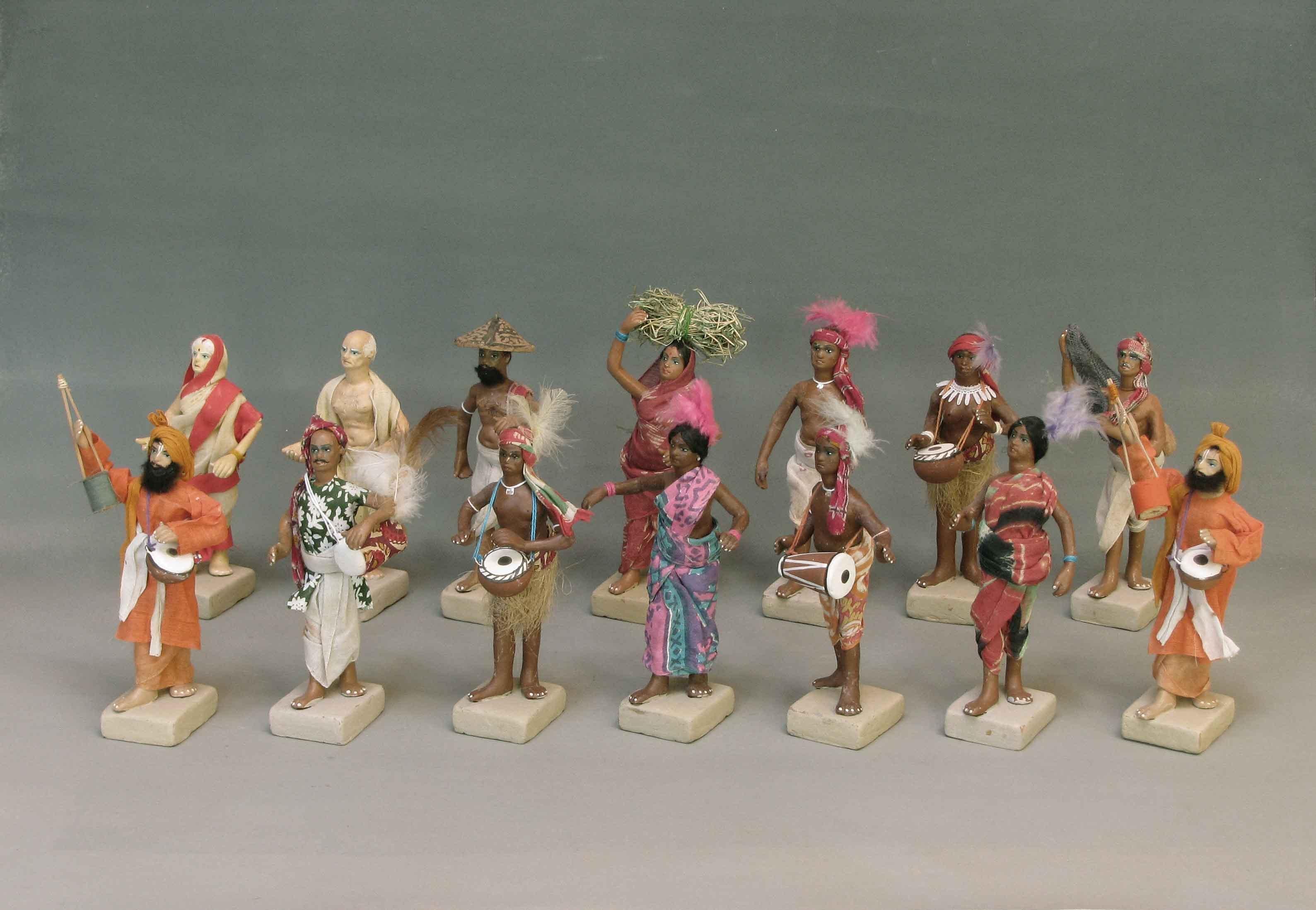 Gruppe von vierzehn indischen bemalten Terrakotta- und Baumwollfiguren (Stammeskunst) im Angebot