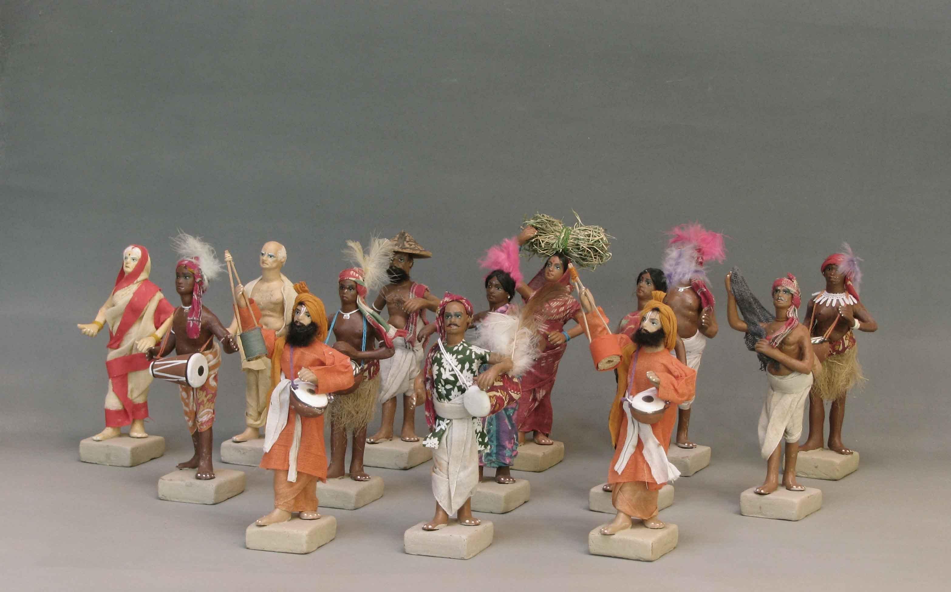 Gruppe von vierzehn indischen bemalten Terrakotta- und Baumwollfiguren (Indisch) im Angebot