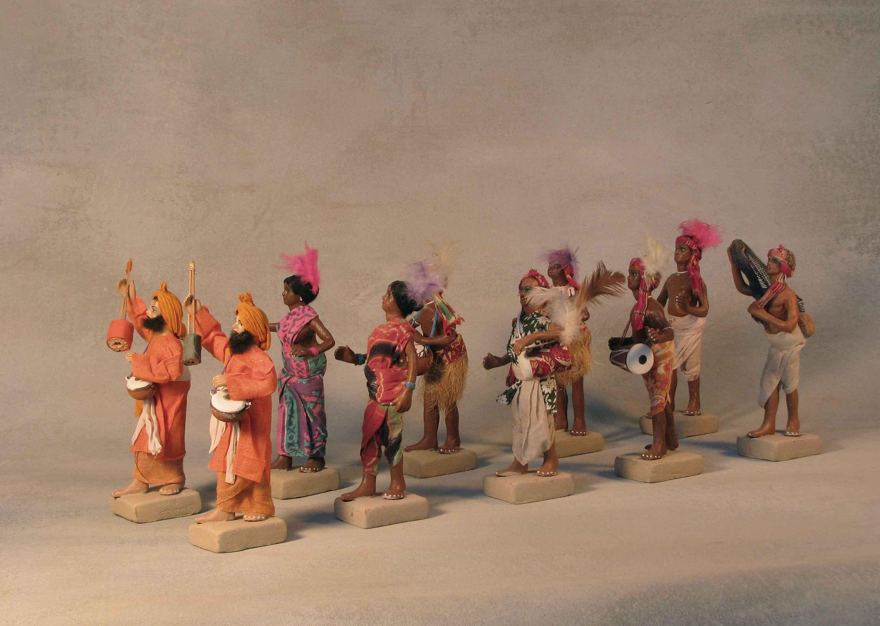 Fait main Groupe de quatorze figurines indiennes peintes en terre cuite et coton habillées en vente
