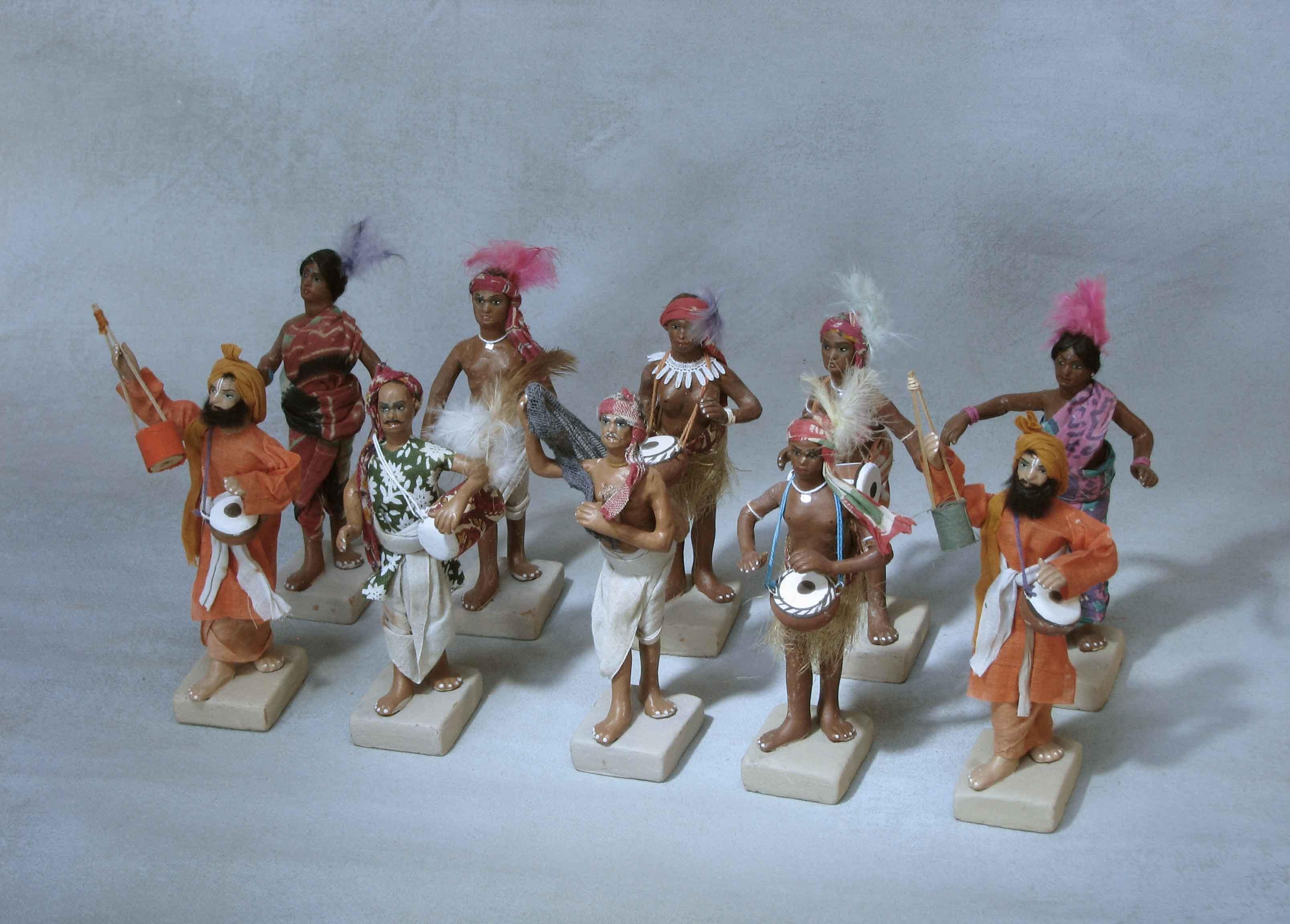 Gruppe von vierzehn indischen bemalten Terrakotta- und Baumwollfiguren (20. Jahrhundert) im Angebot