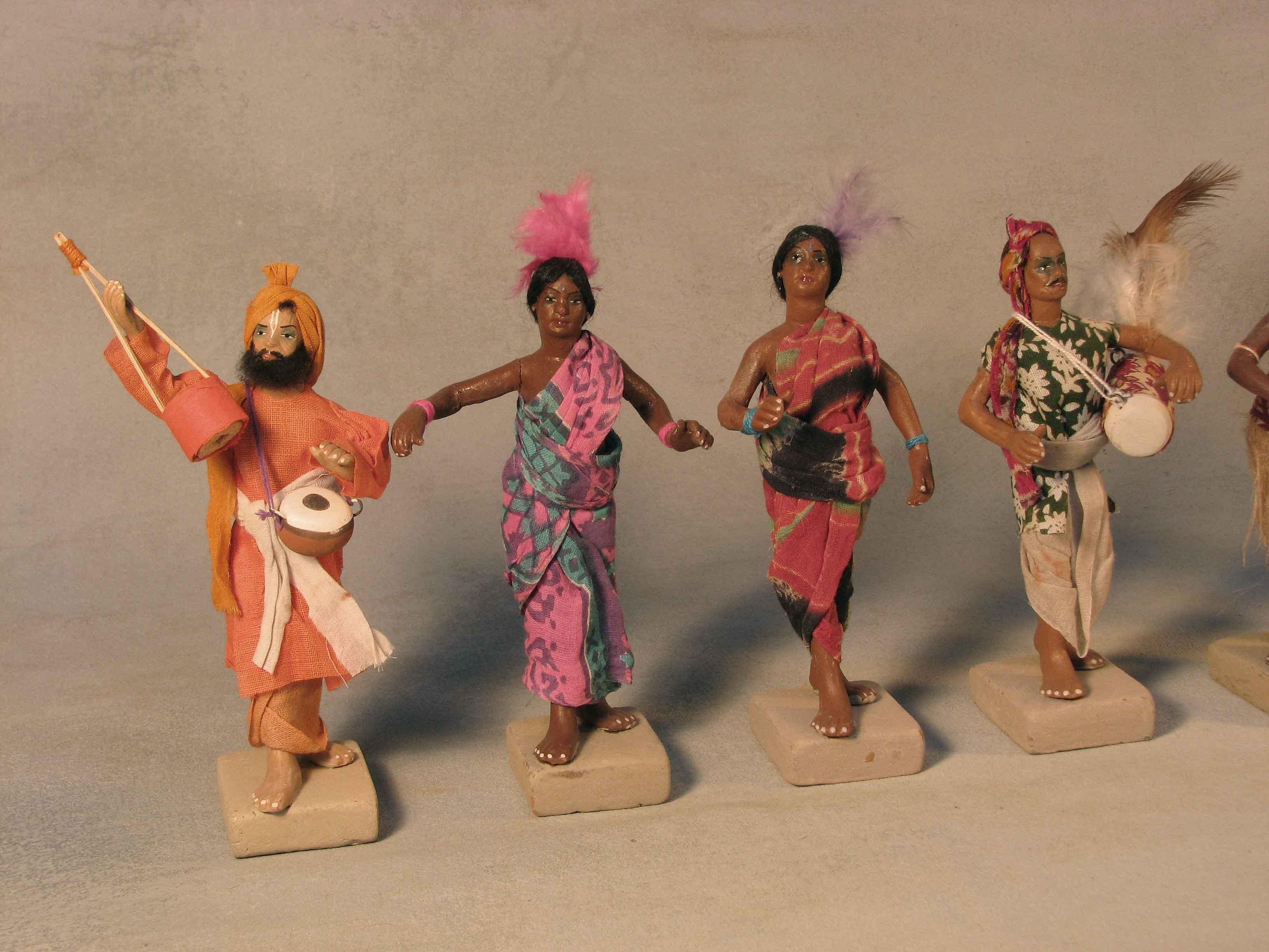 Terre cuite Groupe de quatorze figurines indiennes peintes en terre cuite et coton habillées en vente