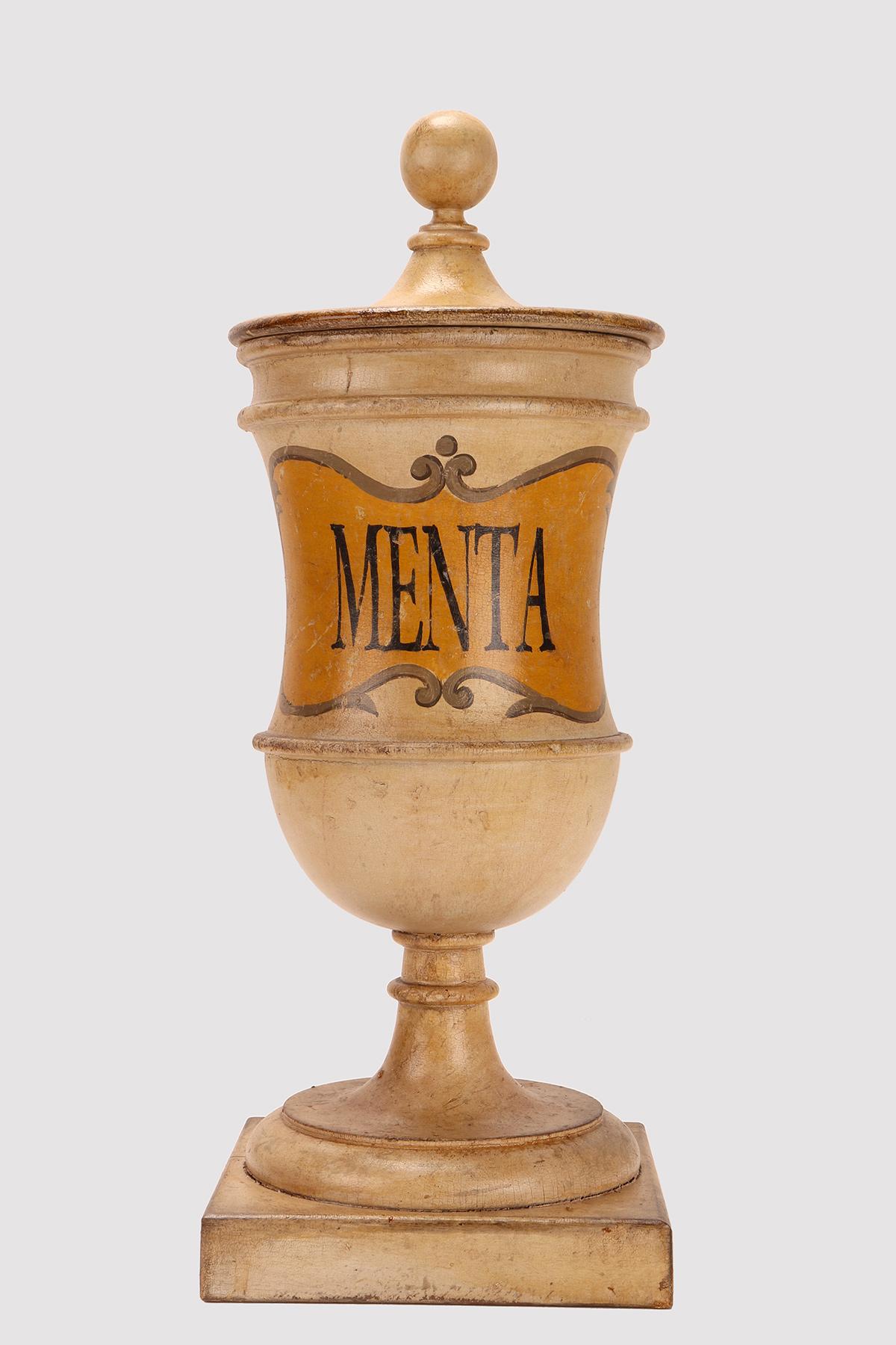 Set di 3 (di nove) grandi vasi da erboristeria in legno (foglie di menta, fiori di verbena, fiori di viola), nel più puro stile neoclassico. La superficie è rifinita con pastiglia bianca-crema con cartiglio color zafferano e parti di finitura in