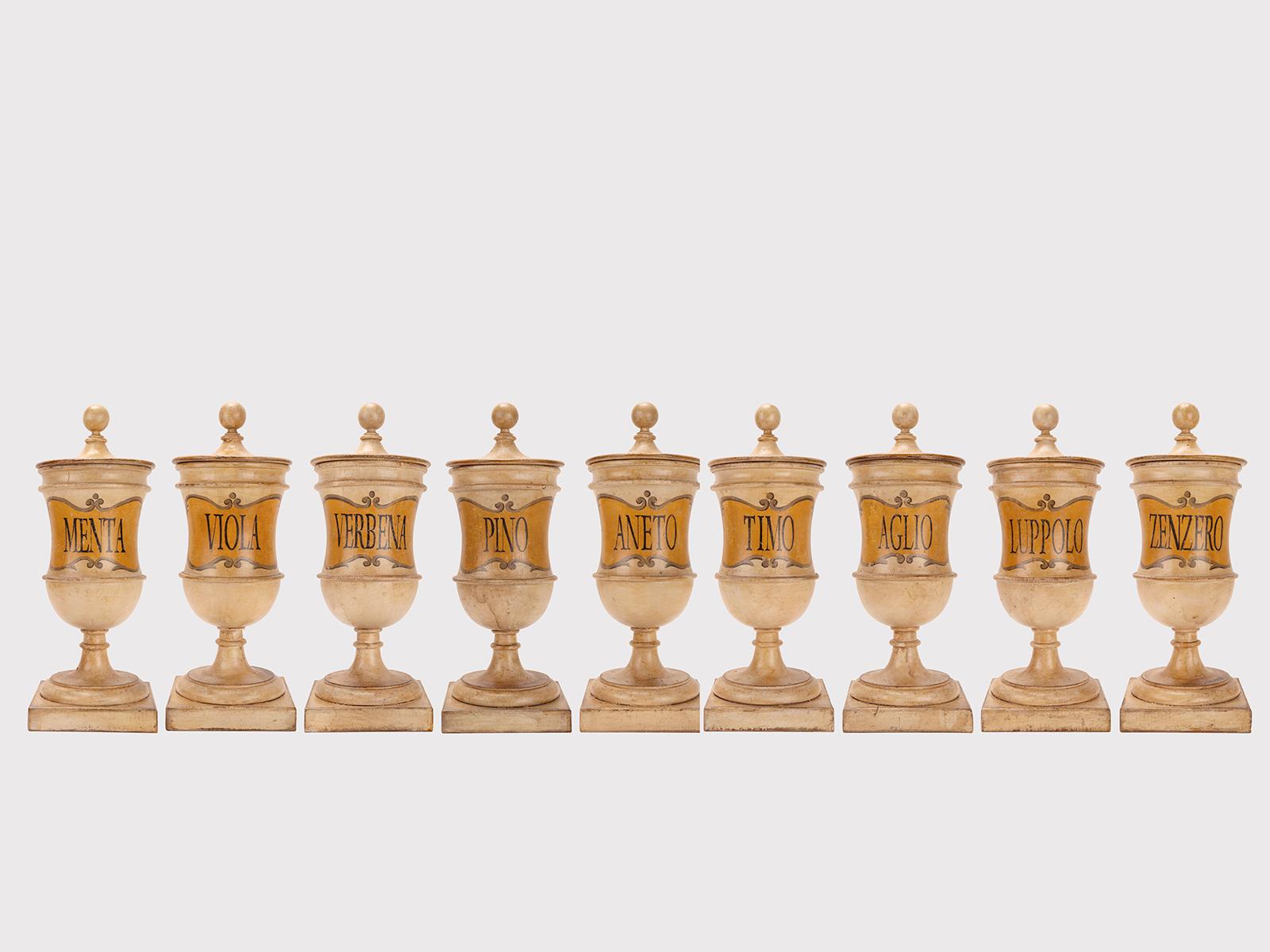 Lot de 3 (sur neuf) grands pots d'apothicaire en bois (feuilles de pin, feuilles d'aneth, feuilles de thym), dans le plus pur style néoclassique. La surface est finie avec pastiglia blanc-crème avec cartouche de couleur safran et des pièces de