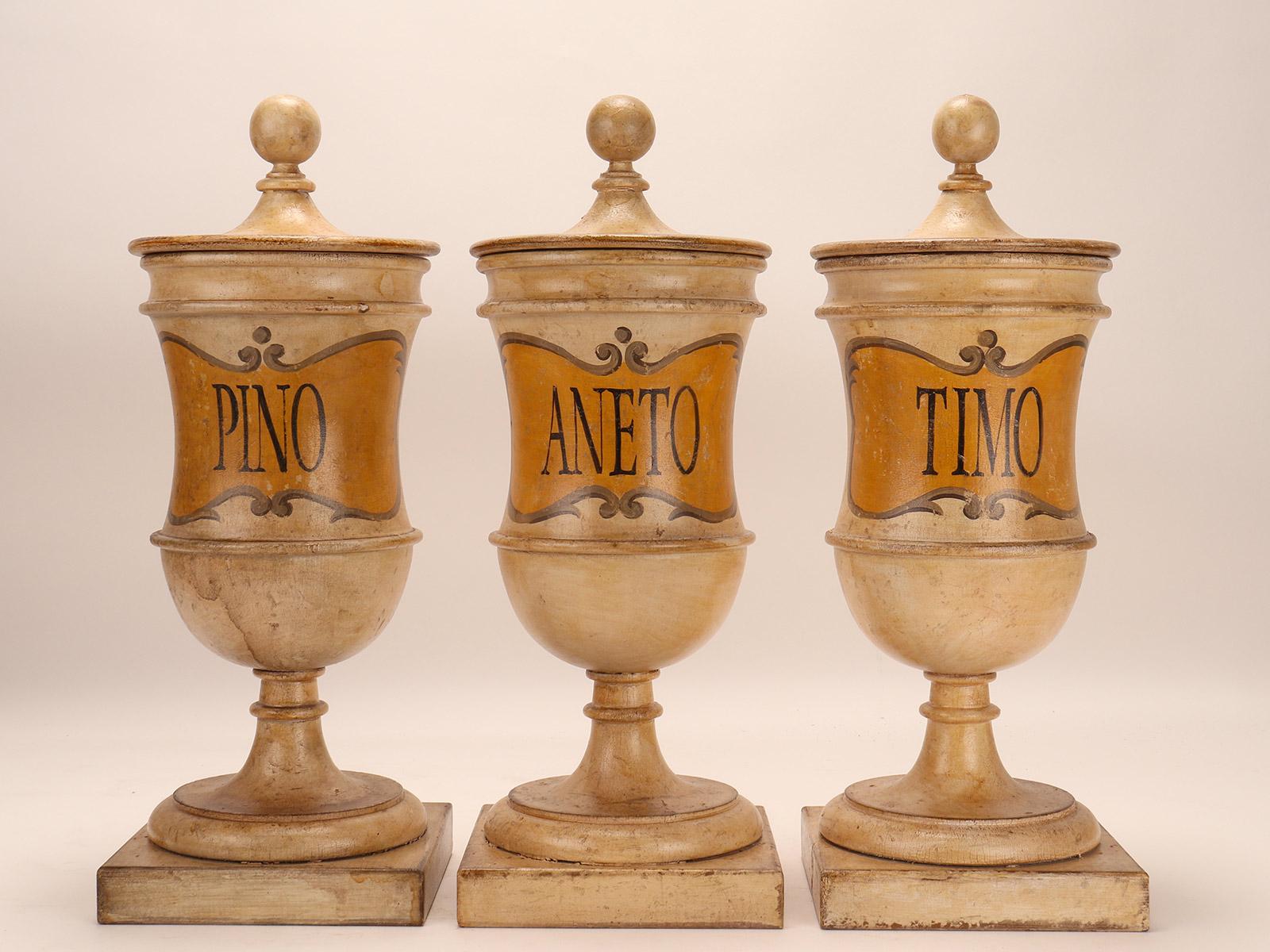 italien Un groupe de jarres en bois de pharmacie herboristes, Italie 1870. en vente