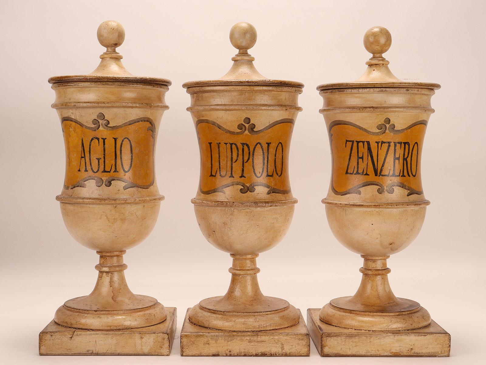 Italiano Un gruppo di vasi di legno da farmacia per erboristeria, Italia 1870. in vendita