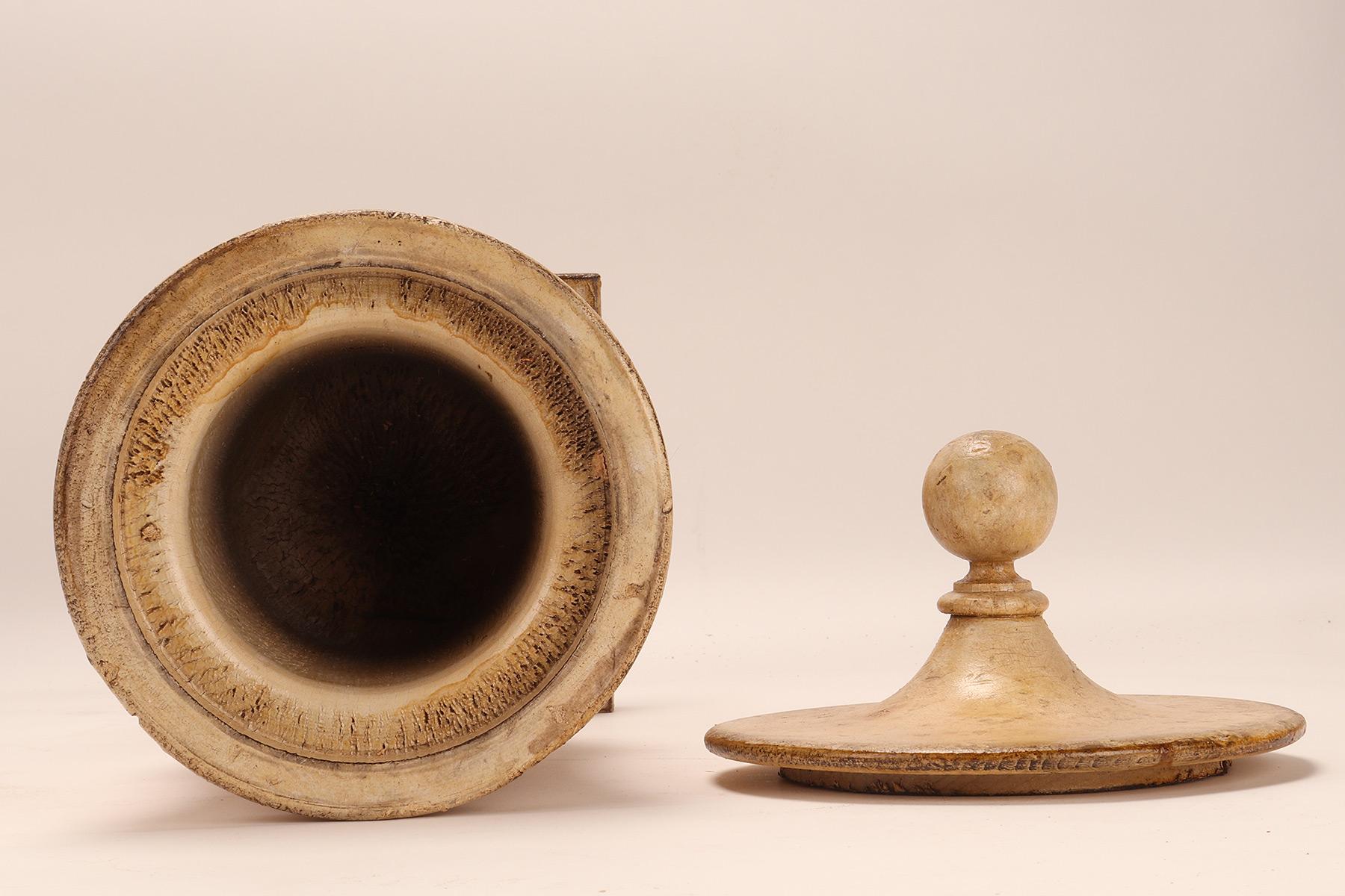 Legno Un gruppo di vasi di legno da farmacia per erboristeria, Italia 1870. in vendita