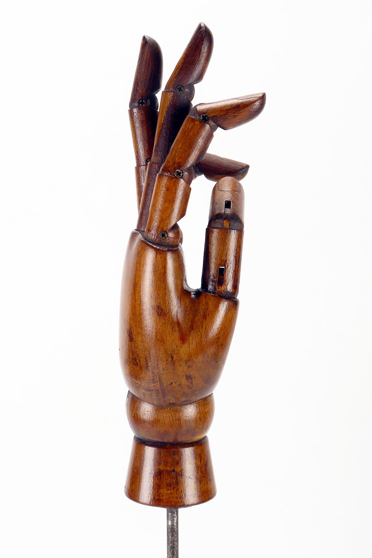 Group of Six Example of Wooden Articulated Dummie’s Hands. Italy, 1940.  For Sale 4