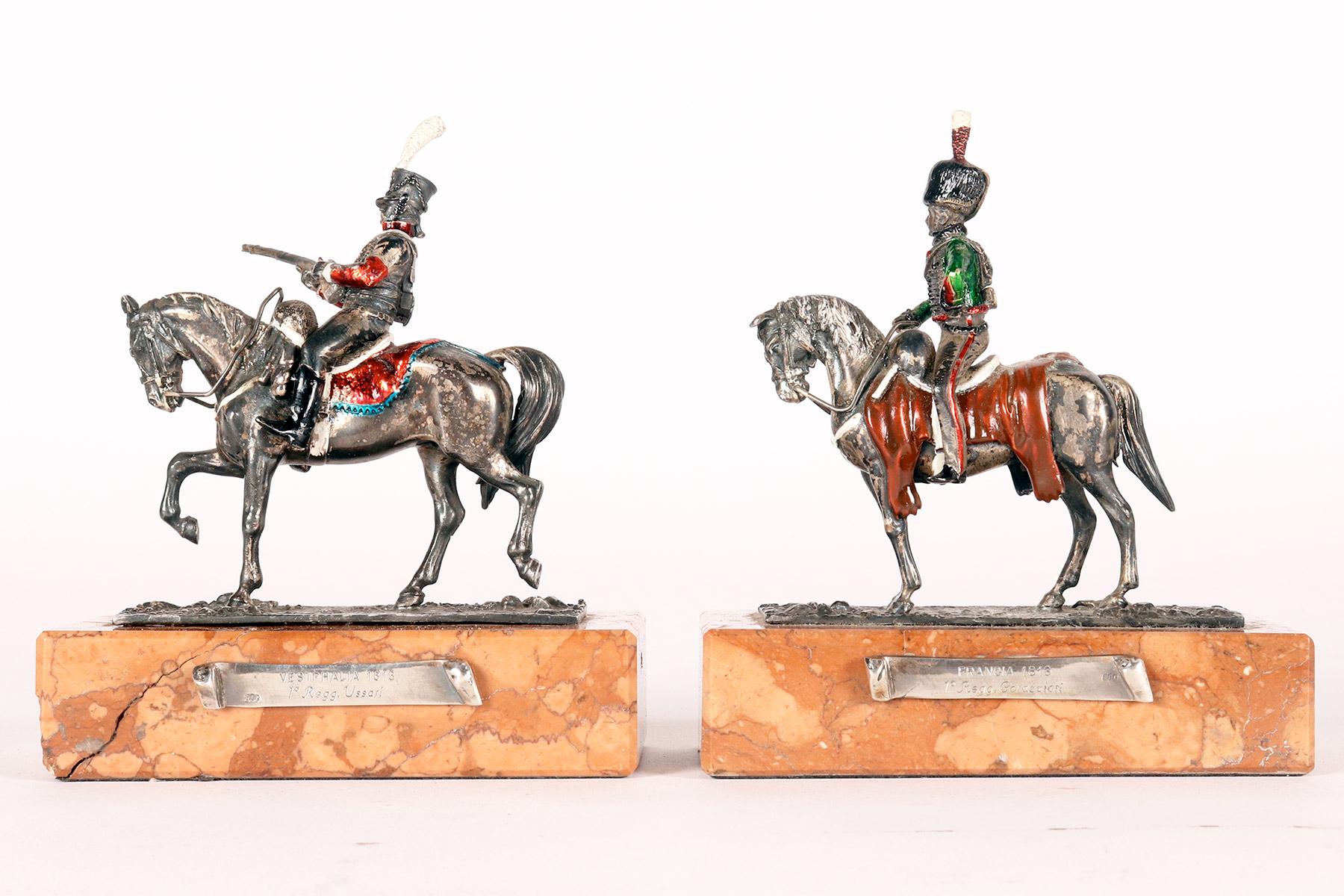 Italiano Gruppo di sei sculture in argento, marmo e smalto, Italia 1920. in vendita