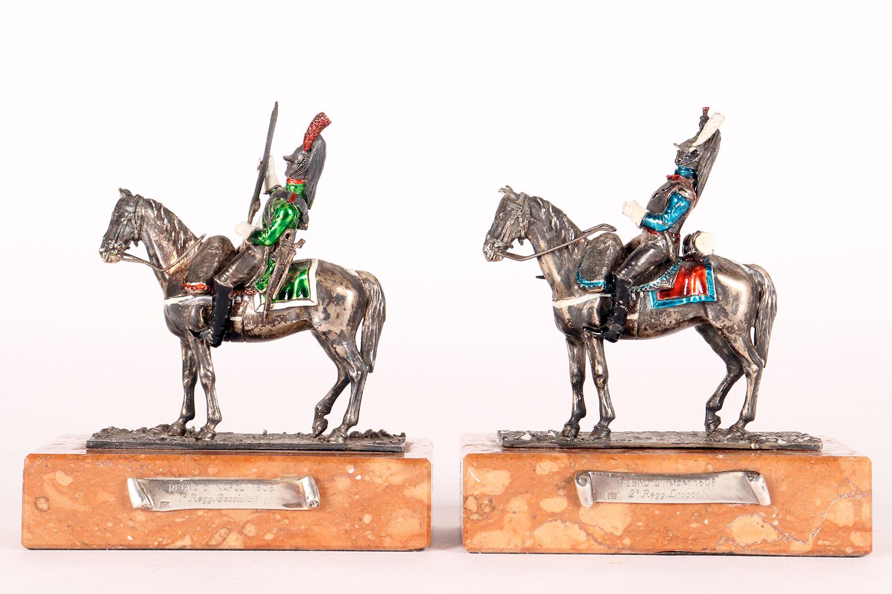 Gruppo di sei sculture in argento, marmo e smalto, Italia 1920. In condizioni buone in vendita a Milan, IT