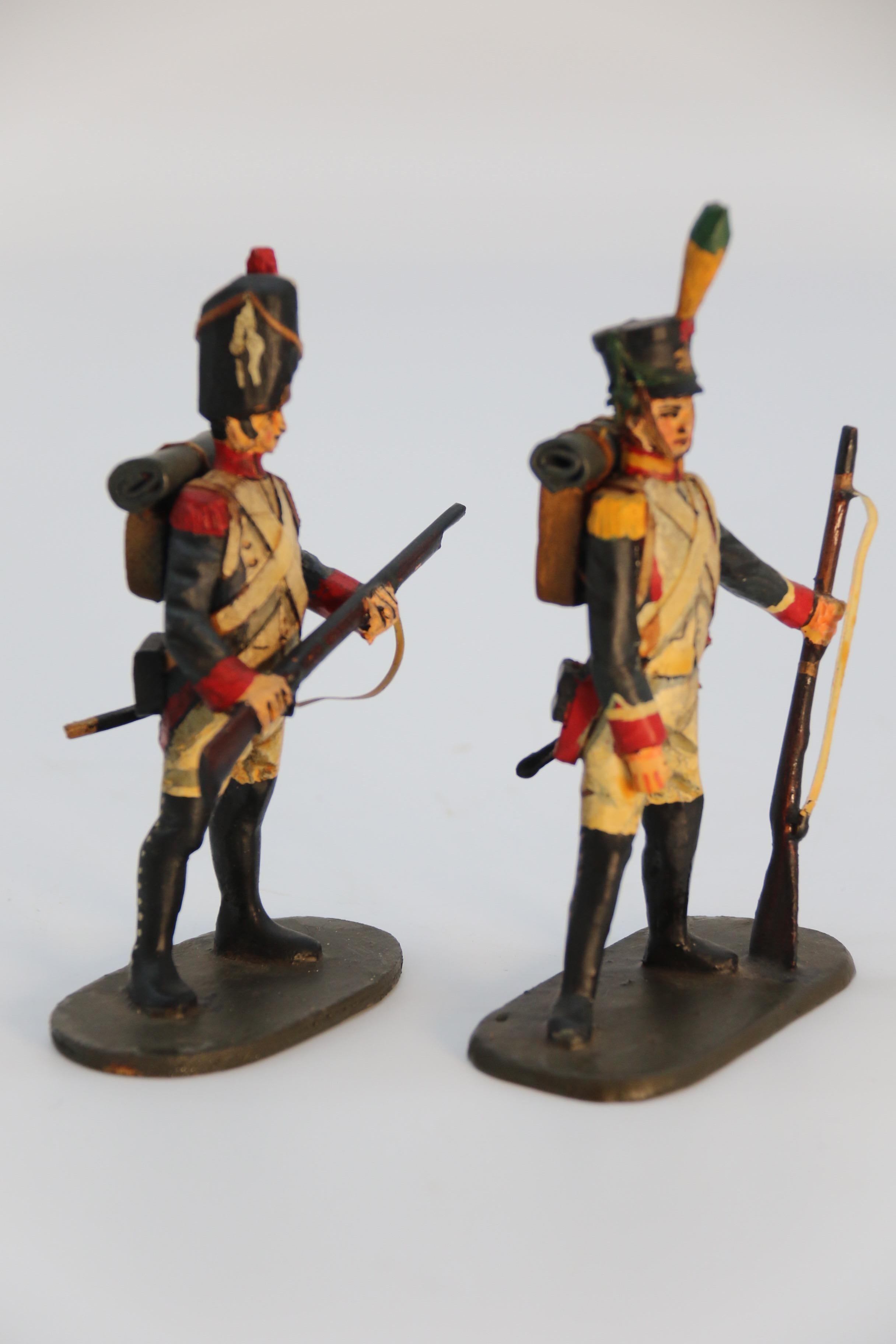 Groupe de dix figurines de soldats napoléoniens en bois sculptées et peintes à la main, vers 1930. en vente 2