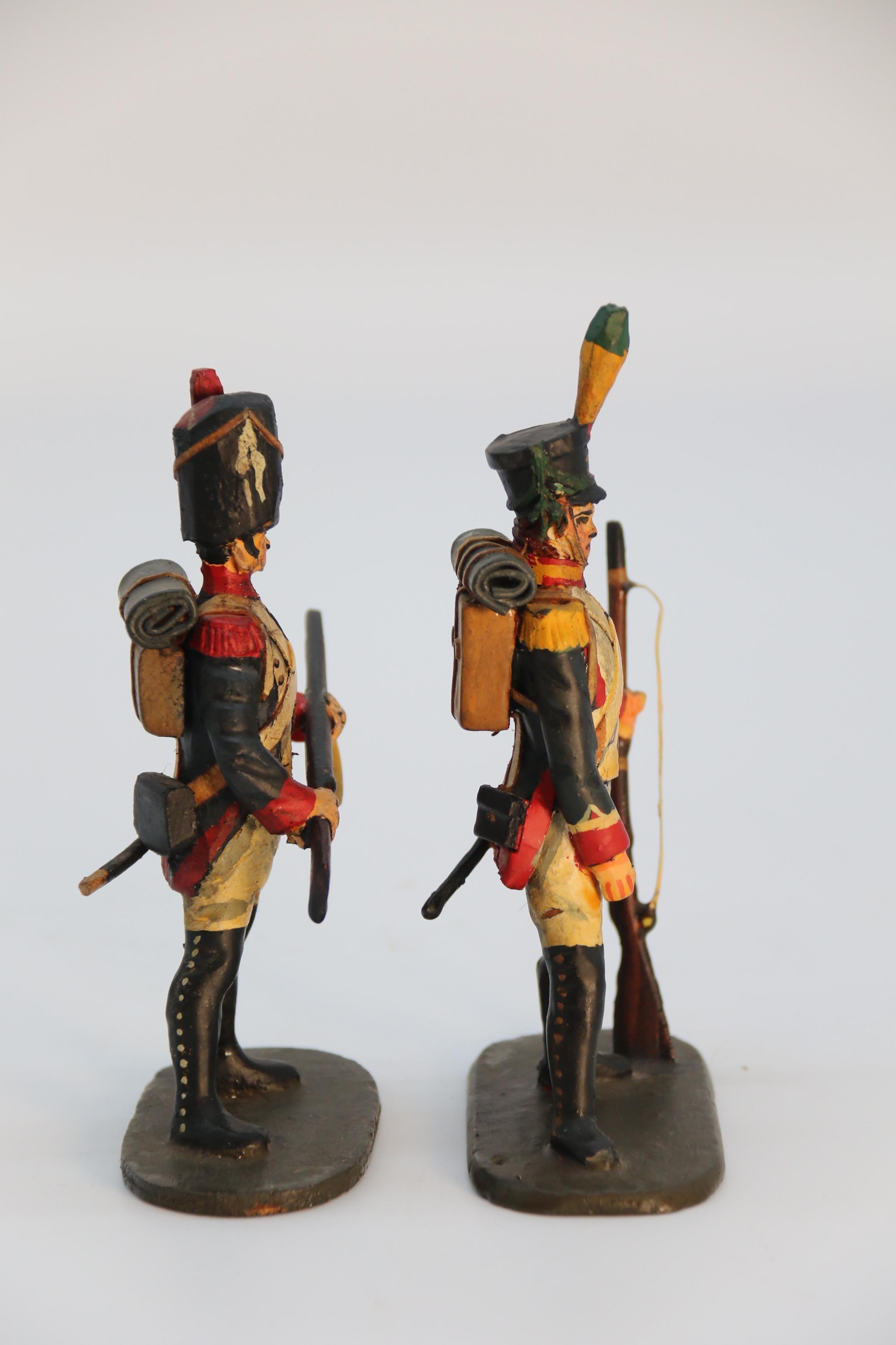 Groupe de dix figurines de soldats napoléoniens en bois sculptées et peintes à la main, vers 1930. en vente 3