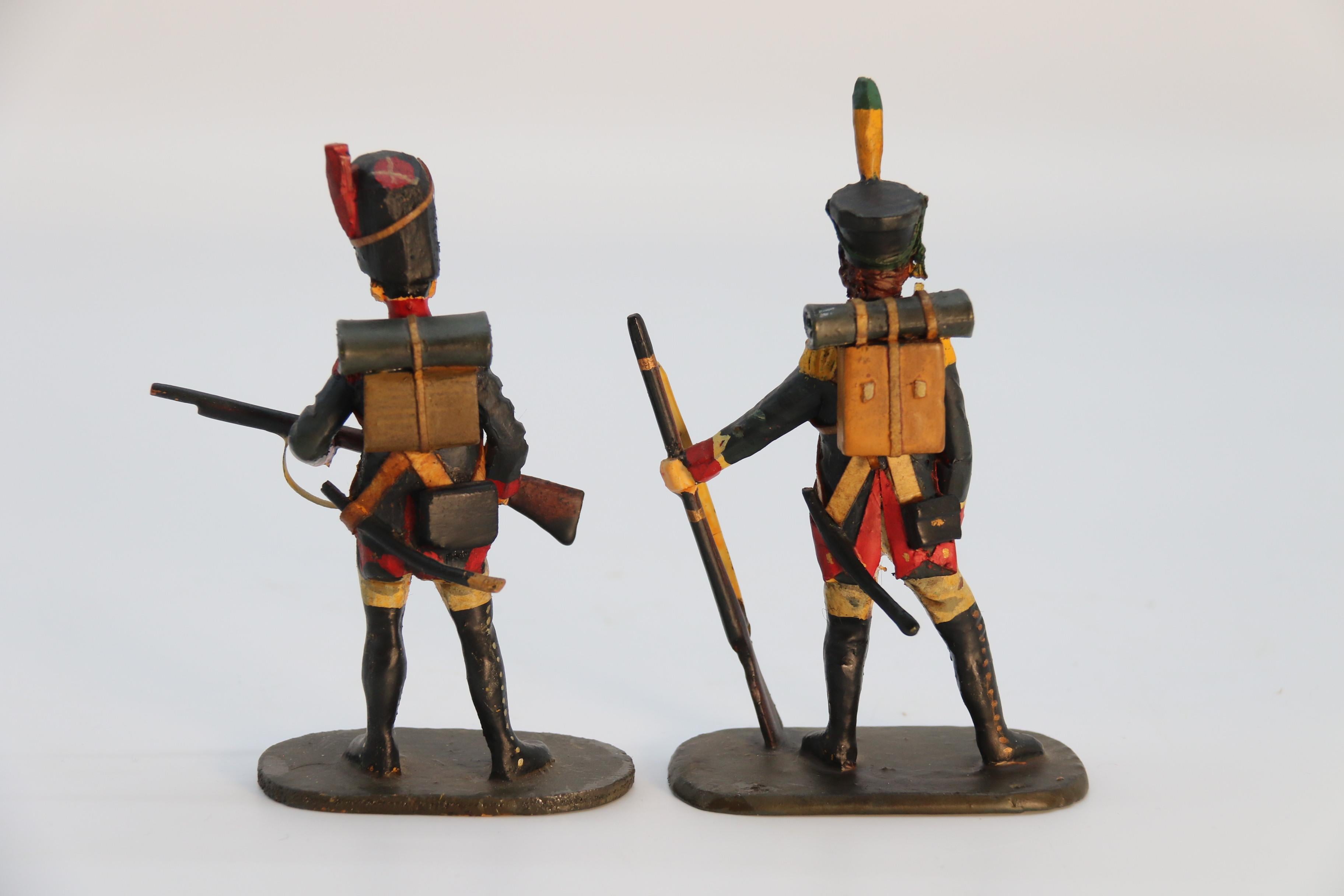 Groupe de dix figurines de soldats napoléoniens en bois sculptées et peintes à la main, vers 1930. en vente 4