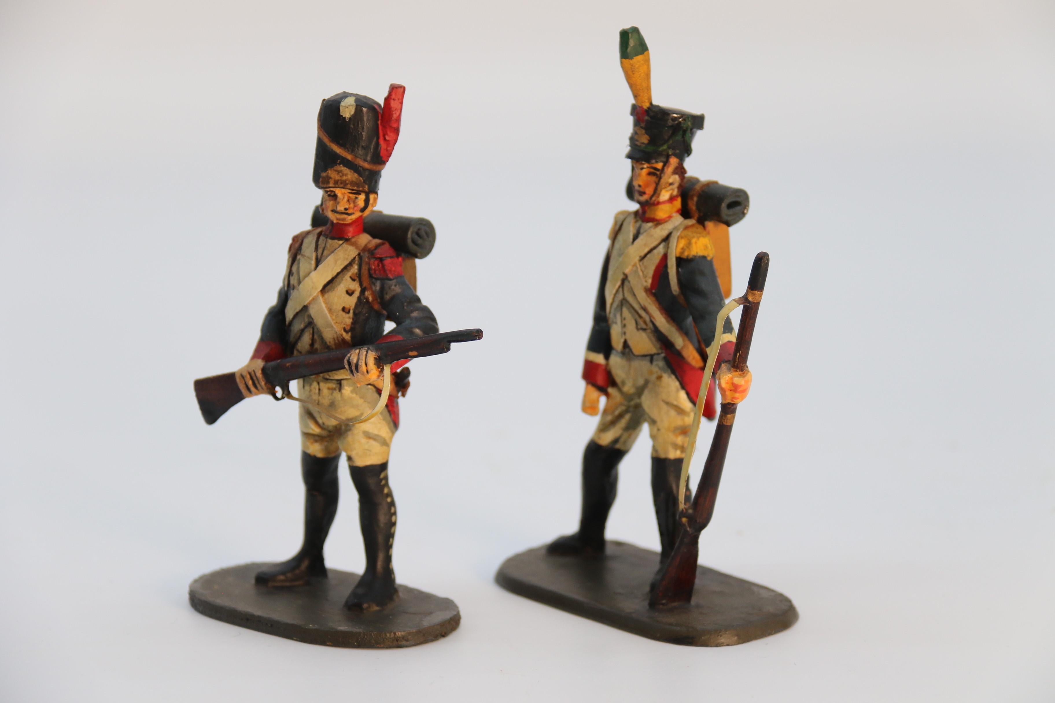 Groupe de dix figurines de soldats napoléoniens en bois sculptées et peintes à la main, vers 1930. en vente 6