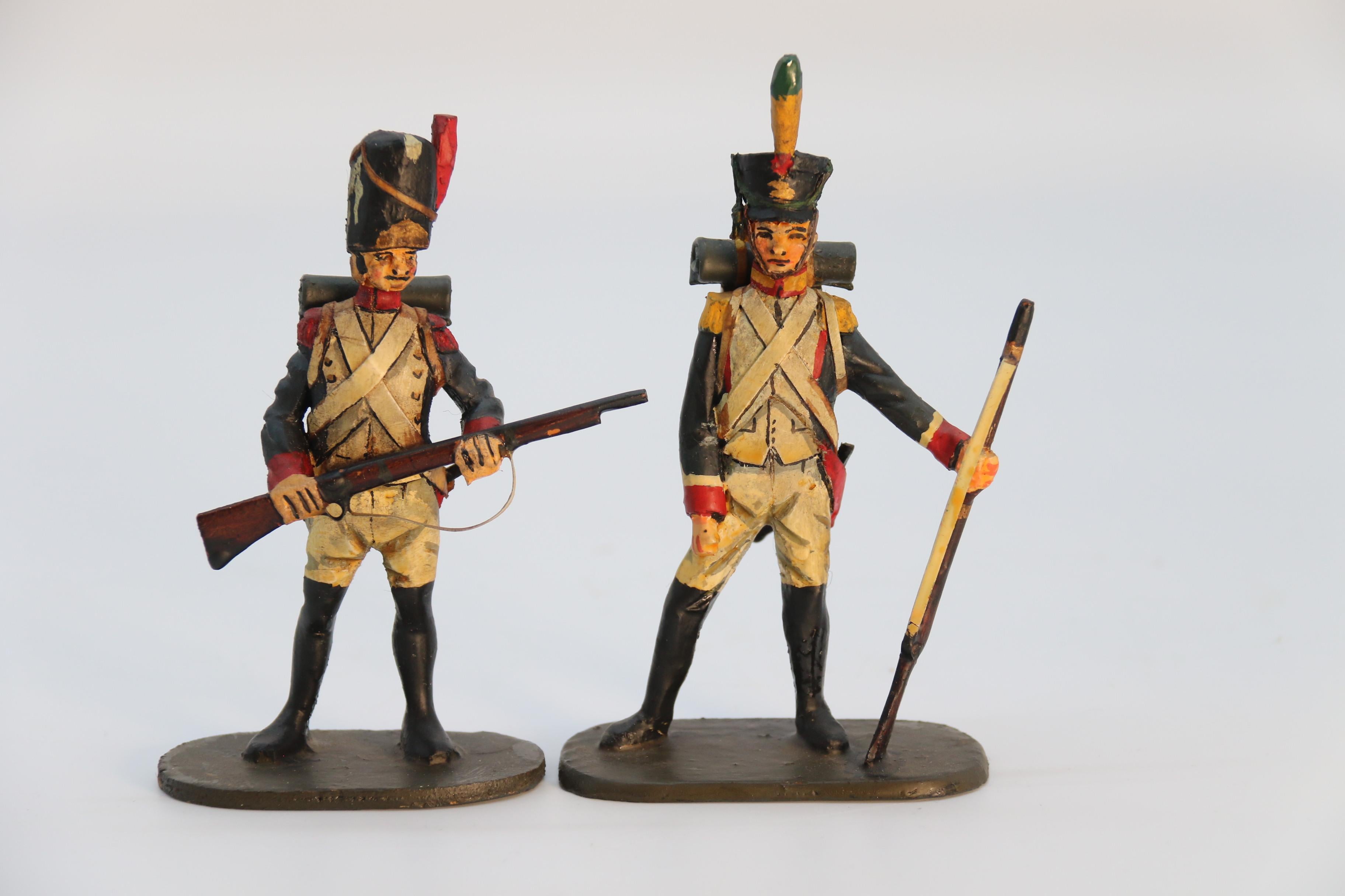Groupe de dix figurines de soldats napoléoniens en bois sculptées et peintes à la main, vers 1930. en vente 7