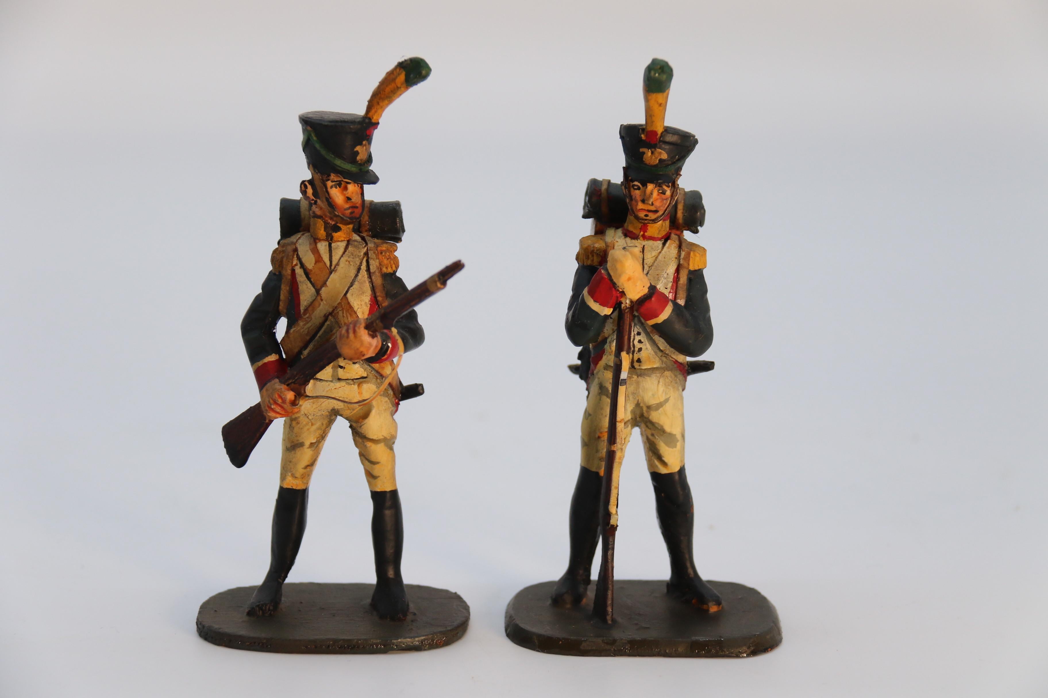 Groupe de dix figurines de soldats napoléoniens en bois sculptées et peintes à la main, vers 1930. en vente 8