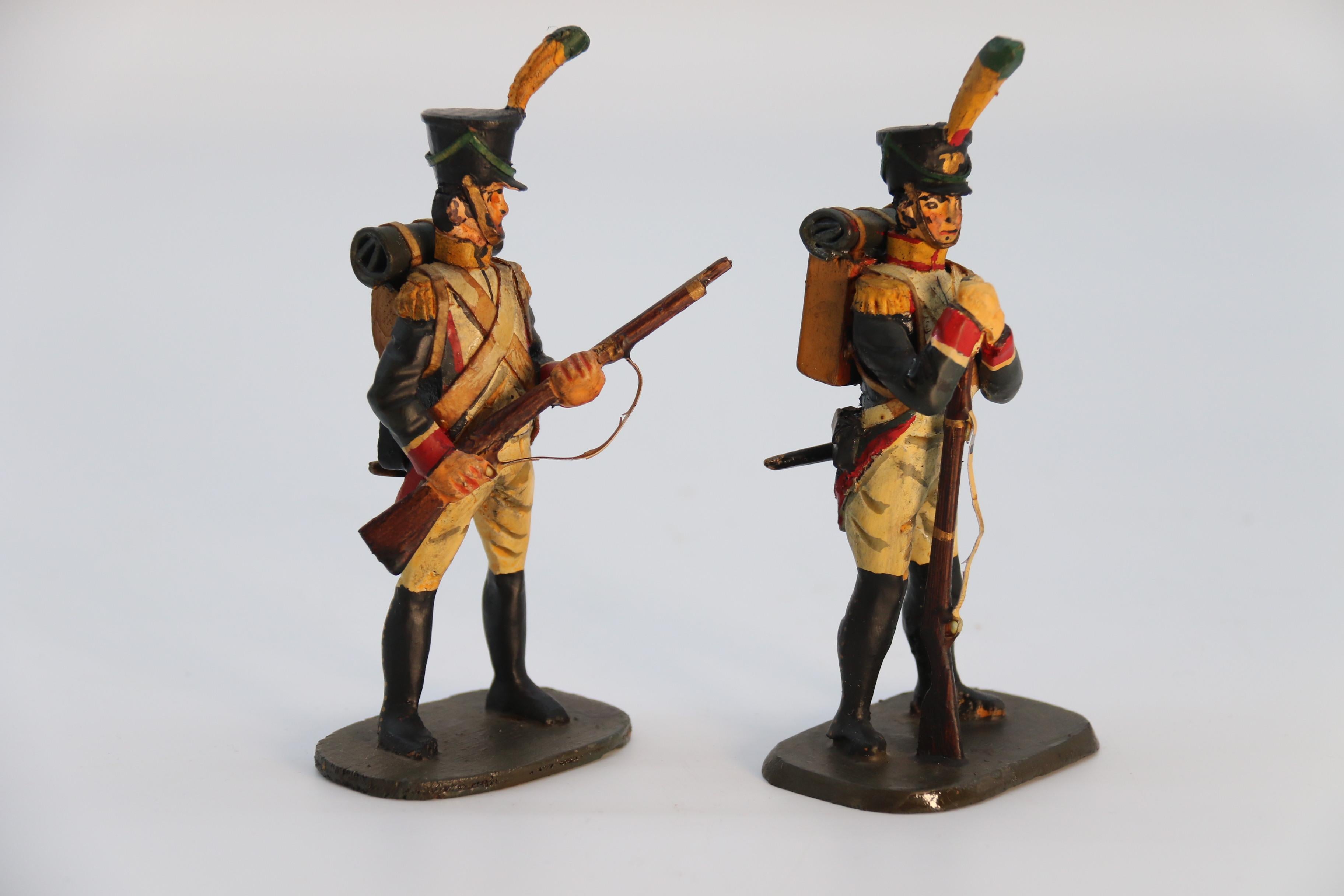 Groupe de dix figurines de soldats napoléoniens en bois sculptées et peintes à la main, vers 1930. en vente 9