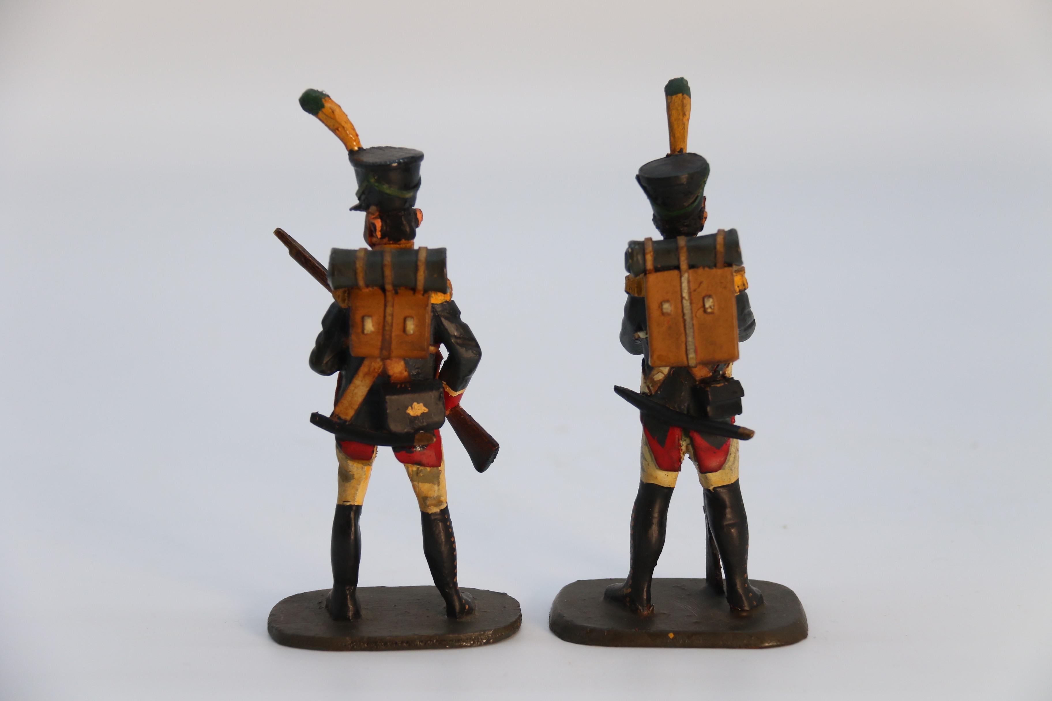 Groupe de dix figurines de soldats napoléoniens en bois sculptées et peintes à la main, vers 1930. en vente 11