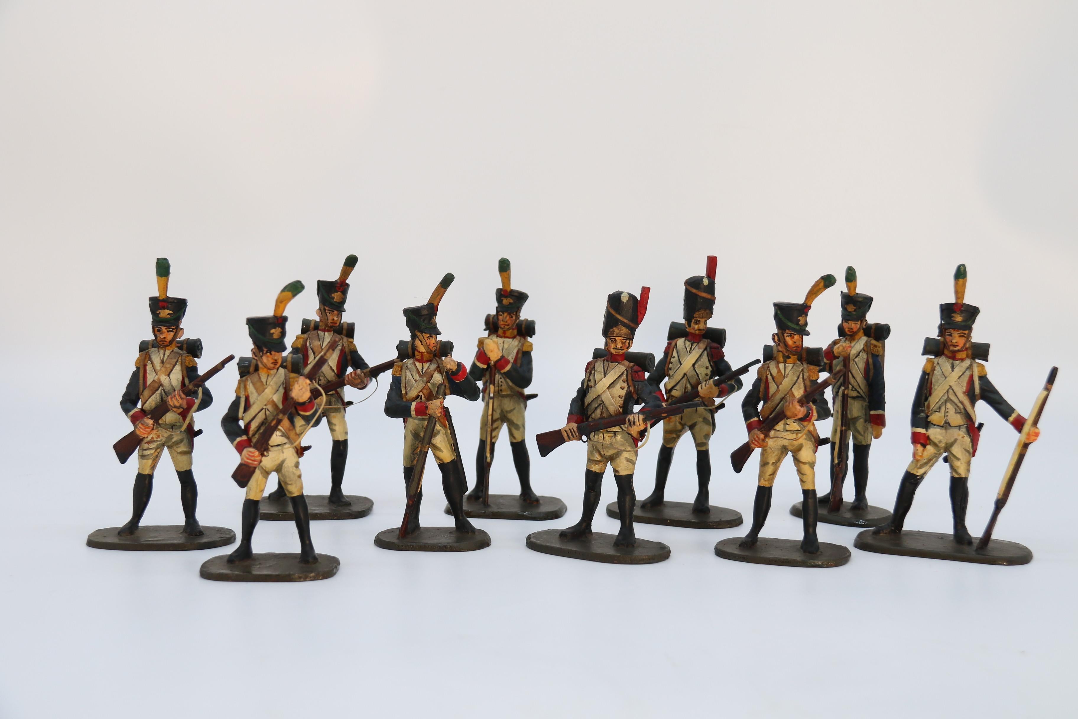 Ce groupe très rare de soldats français de la période napoléonienne est entièrement fabriqué à la main. Ils ont tous été finement sculptés dans le bois, puis peints à la main dans les moindres détails. Chaque soldat est représenté dans une position