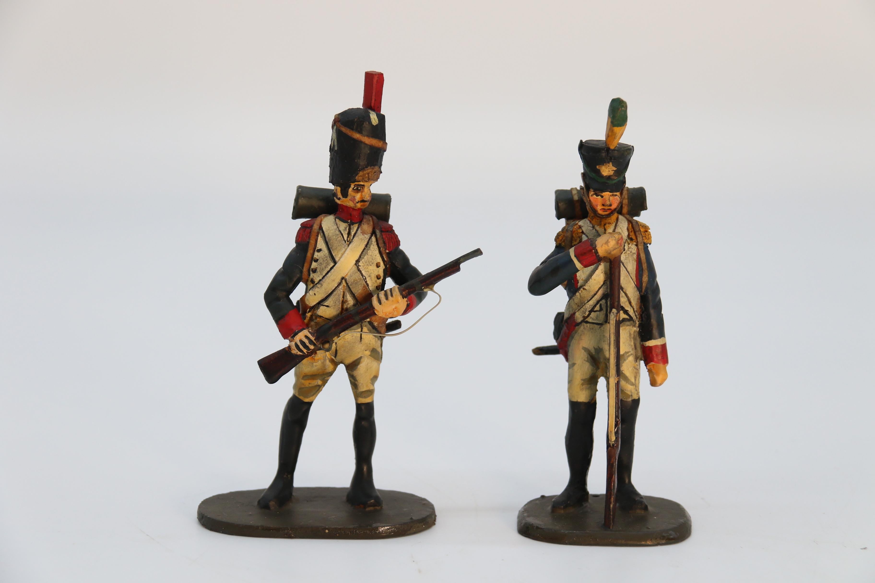 Britannique Groupe de dix figurines de soldats napoléoniens en bois sculptées et peintes à la main, vers 1930. en vente