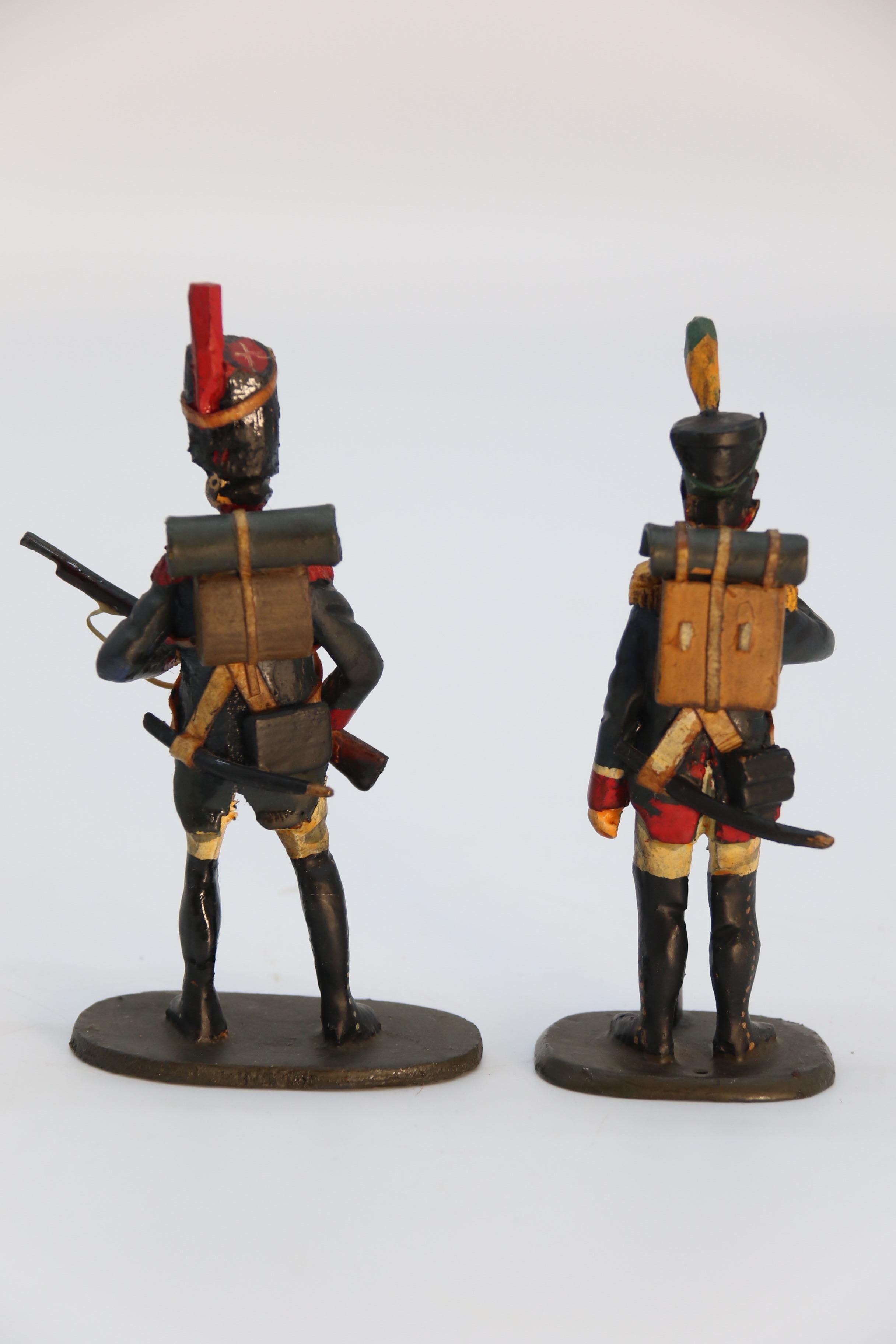 20ième siècle Groupe de dix figurines de soldats napoléoniens en bois sculptées et peintes à la main, vers 1930. en vente