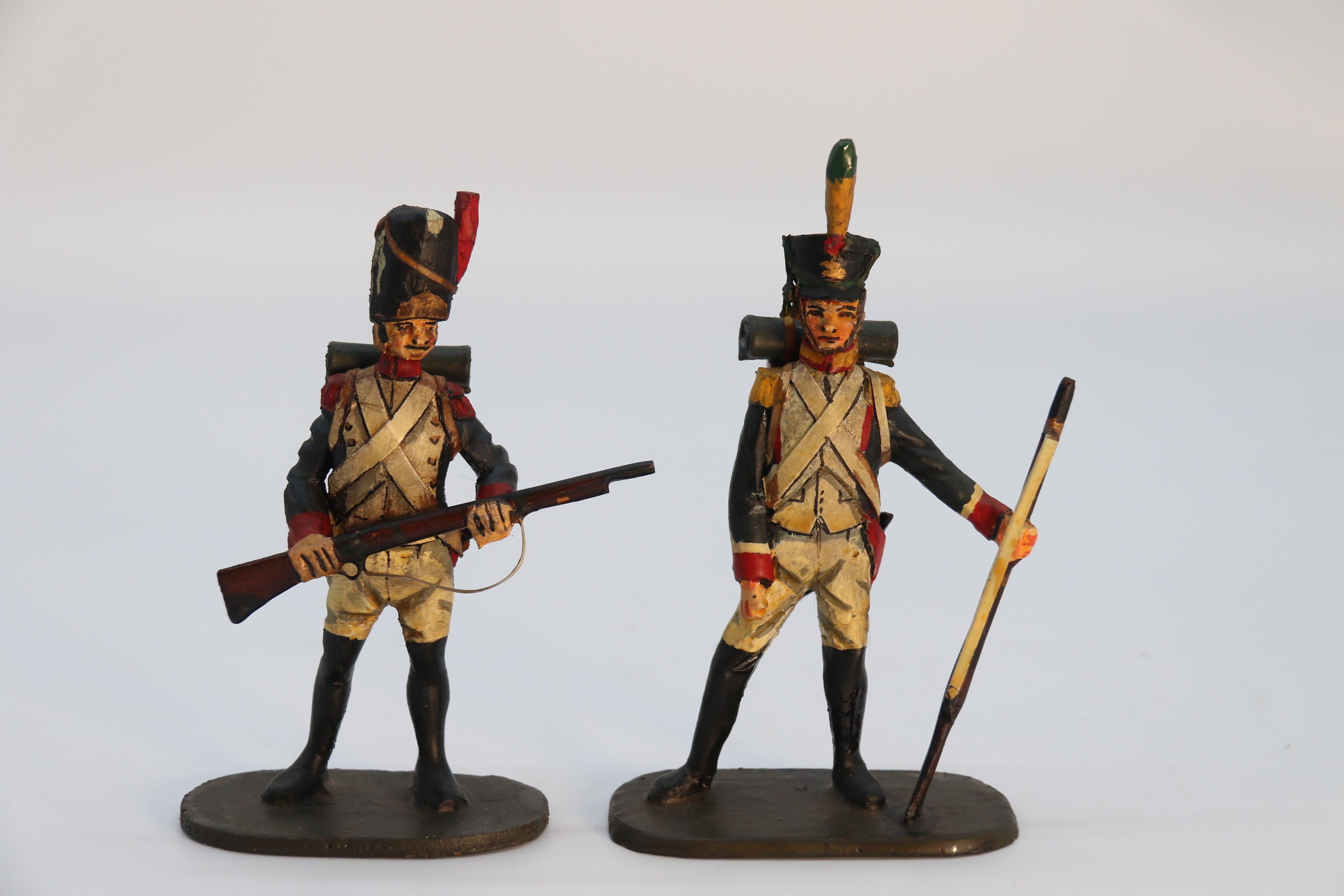 Groupe de dix figurines de soldats napoléoniens en bois sculptées et peintes à la main, vers 1930. en vente 1