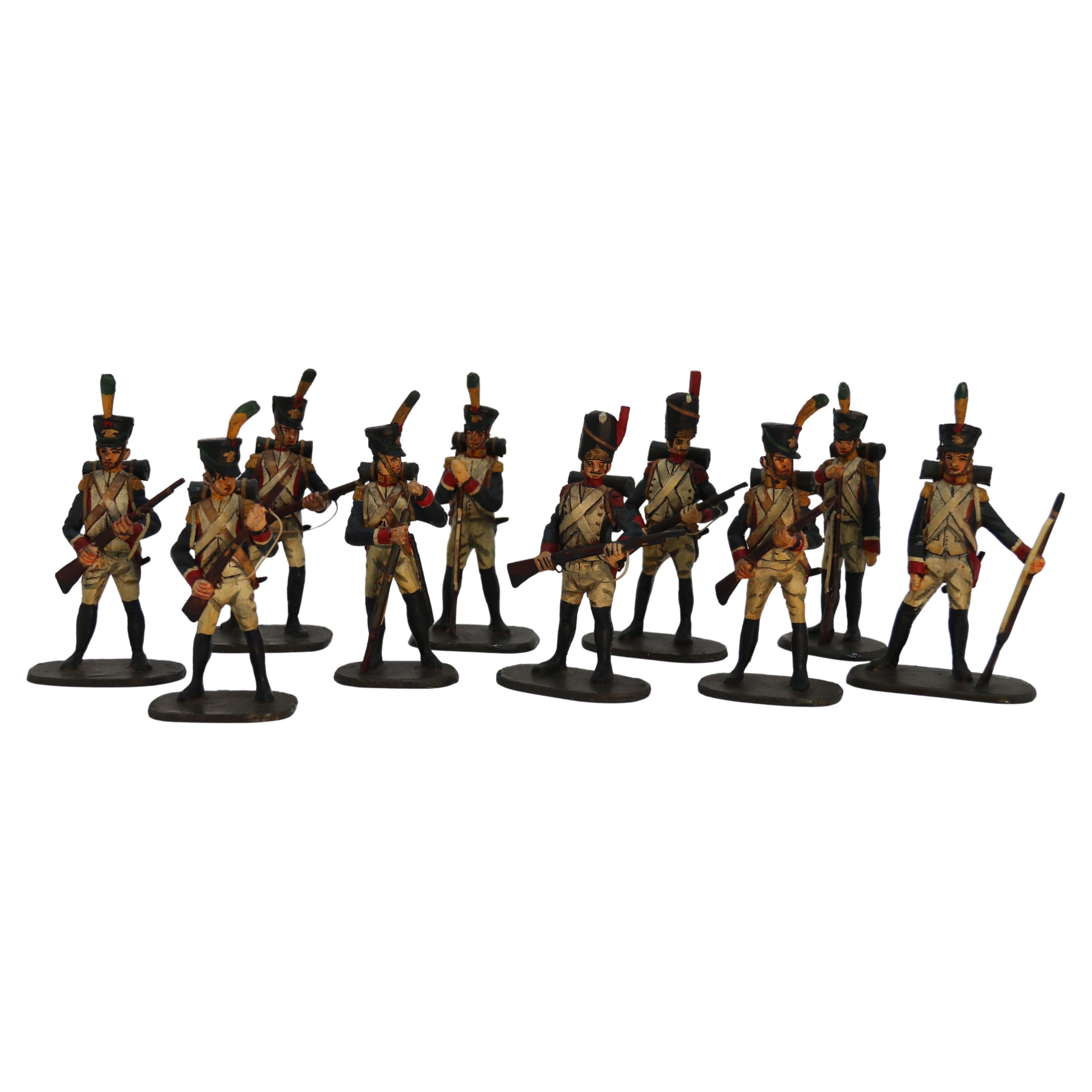 Groupe de dix figurines de soldats napoléoniens en bois sculptées et peintes à la main, vers 1930. en vente