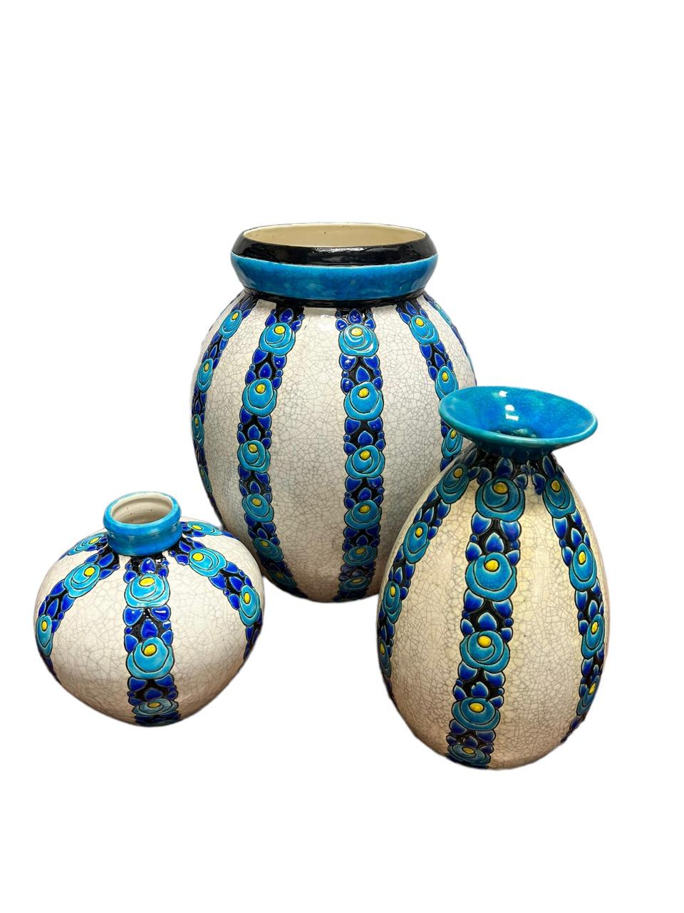 Art déco Groupe de trois vases à fleurs bleues des années 1920 par l'artiste Charles Catteau en vente