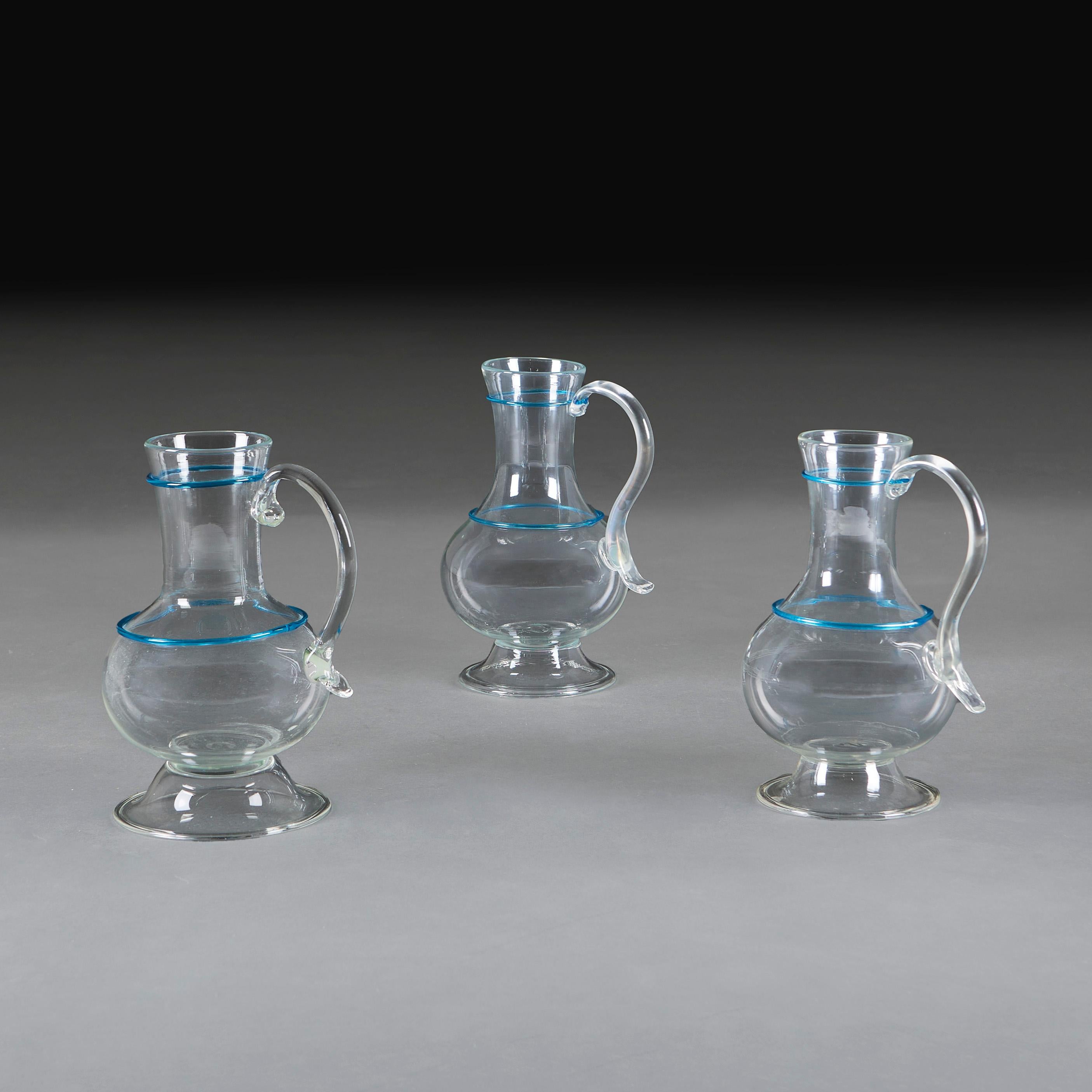 Eine Gruppe von drei Murano-Glasgefäßen oder Krügen mit blauer Dekoration (Italienisch) im Angebot