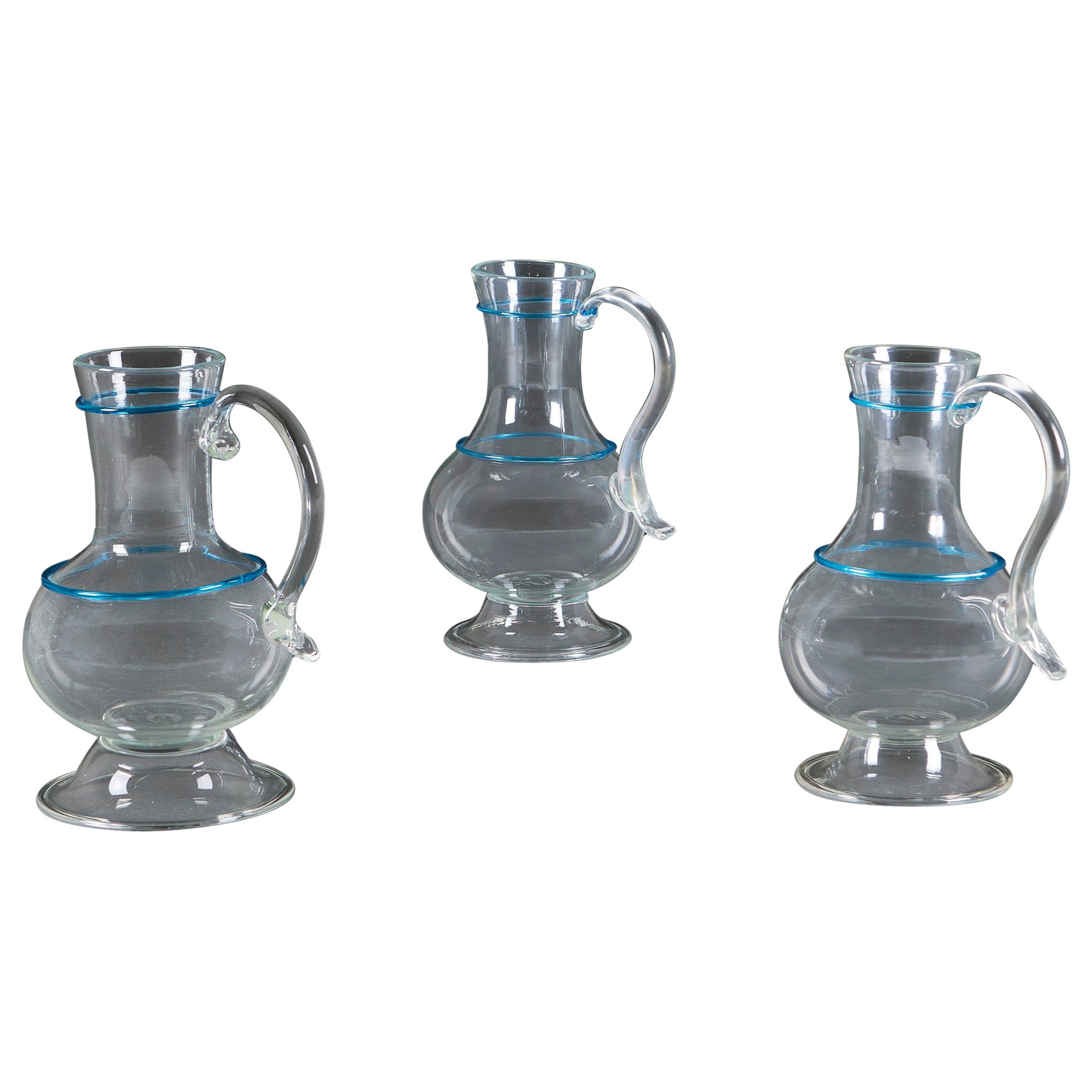 Eine Gruppe von drei Murano-Glasgefäßen oder Krügen mit blauer Dekoration im Angebot