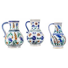 Groupe de quatre jarres en céramique polychrome d'Iznik