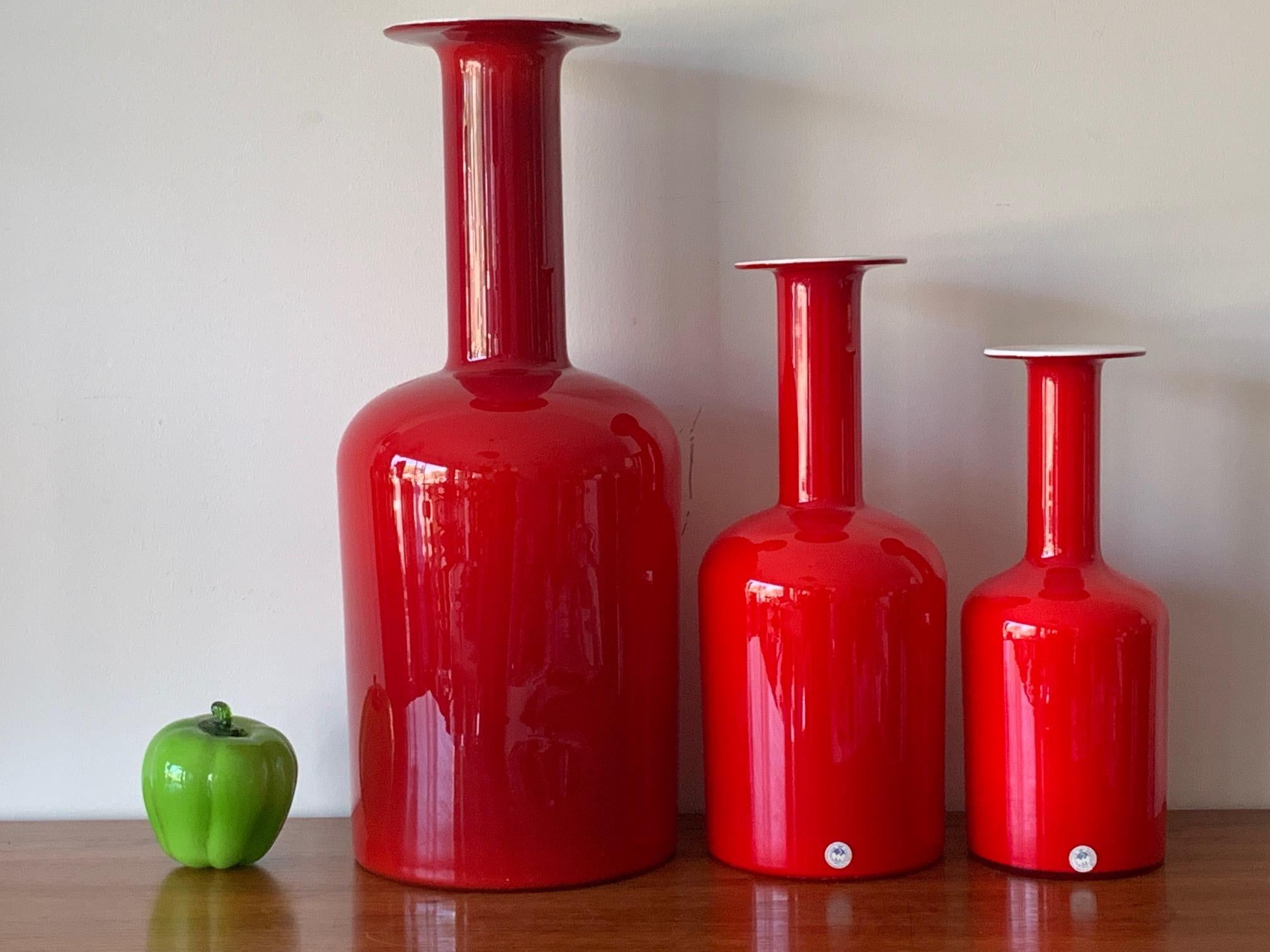 Eine Gruppe von drei roten Glasflaschen von Otto Bauer für Holmegaard. Der größte ist 20