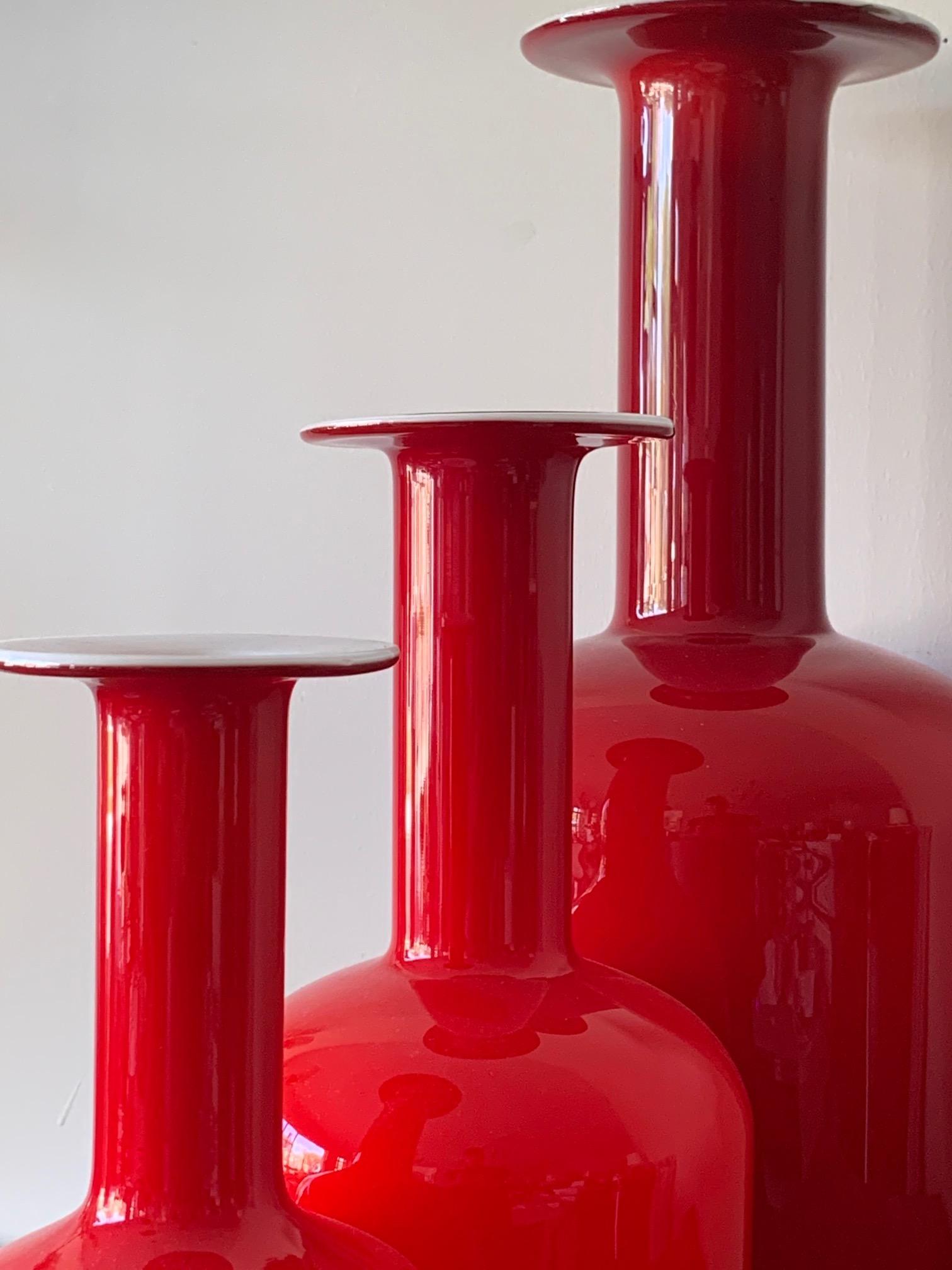 Gruppe von drei roten Otto Bauer Holmegaard-Flaschen (Moderne der Mitte des Jahrhunderts) im Angebot