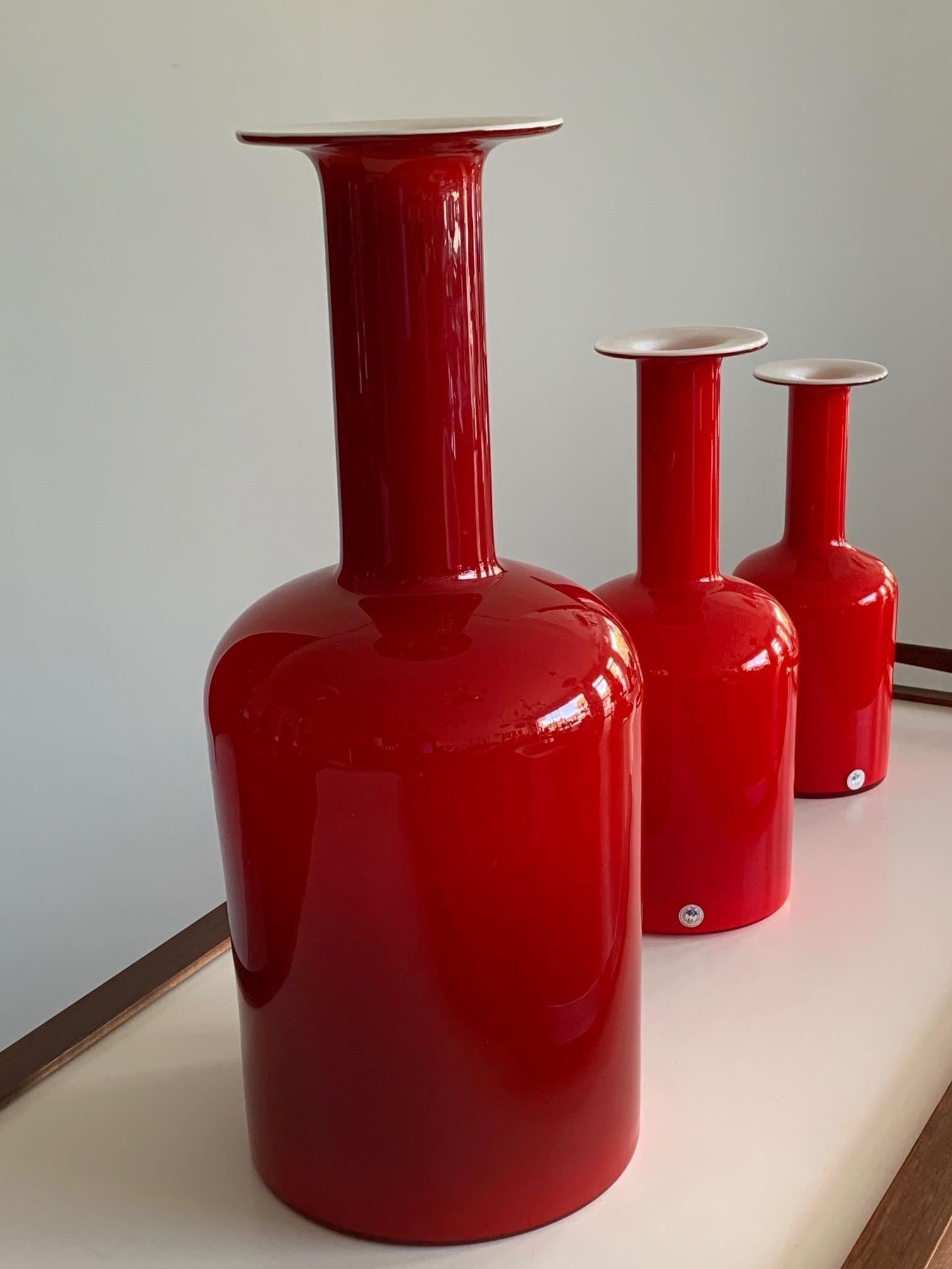 Gruppe von drei roten Otto Bauer Holmegaard-Flaschen (Mitte des 20. Jahrhunderts) im Angebot